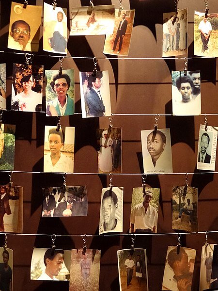 Zdjęcie przedstawia kilkadziesiąt zdjęć, które wiszą w kilku rzędach na sznurkach. Przedstawiają one różne czarnoskóre postaci, zarówno kobiety, jak i mężczyzn.