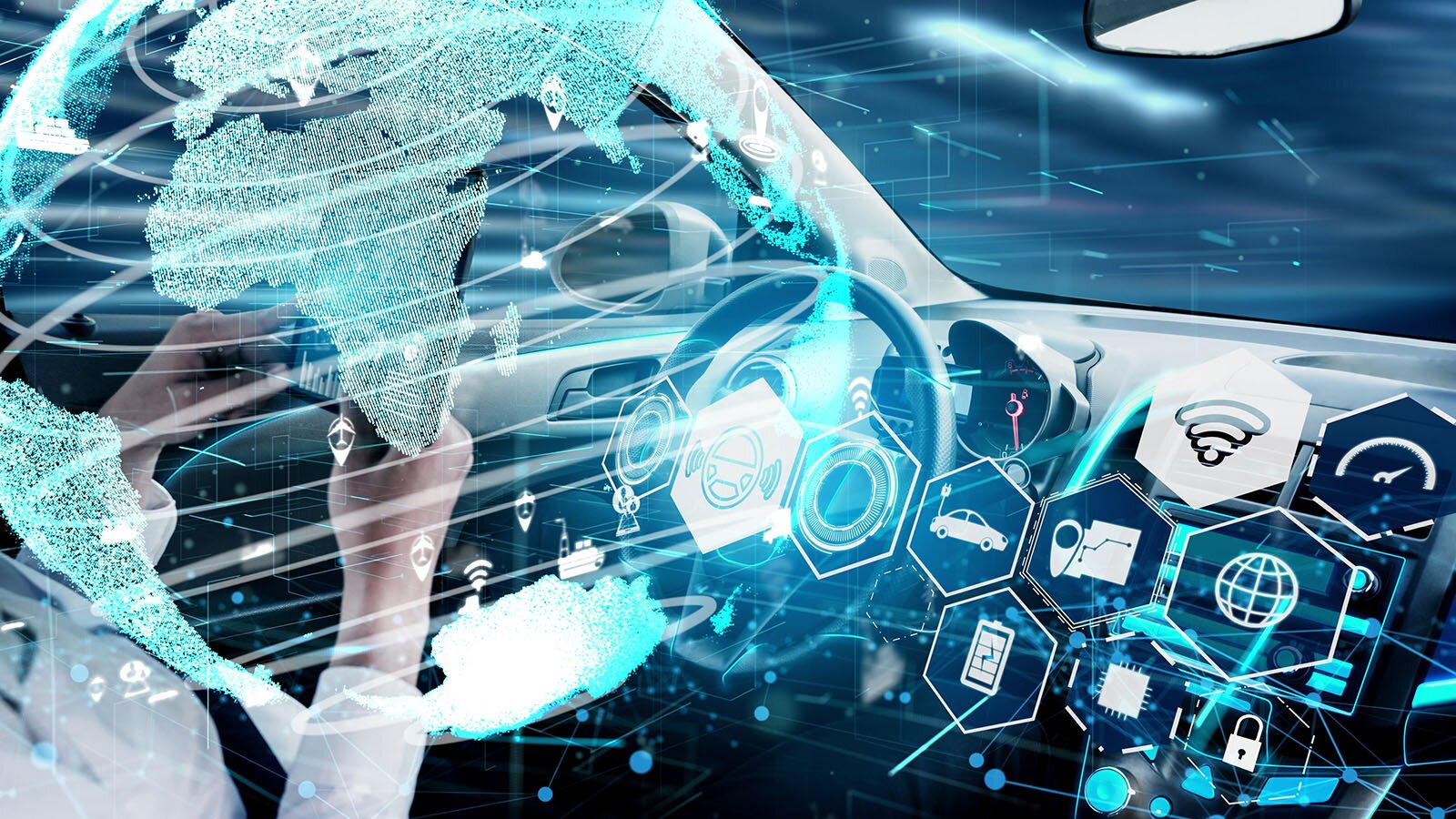 Ilustracja przedstawia fotomontaż zdjęcia i grafiki. Na zdjęciu widoczny jest kokpit nowoczesnego pojazdu z panelem sterowania z różnymi przyciskami i zegarami oraz wyciągnięte ręce. W dłoniach widoczny jest tablet. Nałożona grafika przedstawia wyświetlającą się mapę, wychodzącą z kierownicy pojazdu, która w formie trójwymiarowej wyświetla się w przestrzeni pojazdu.