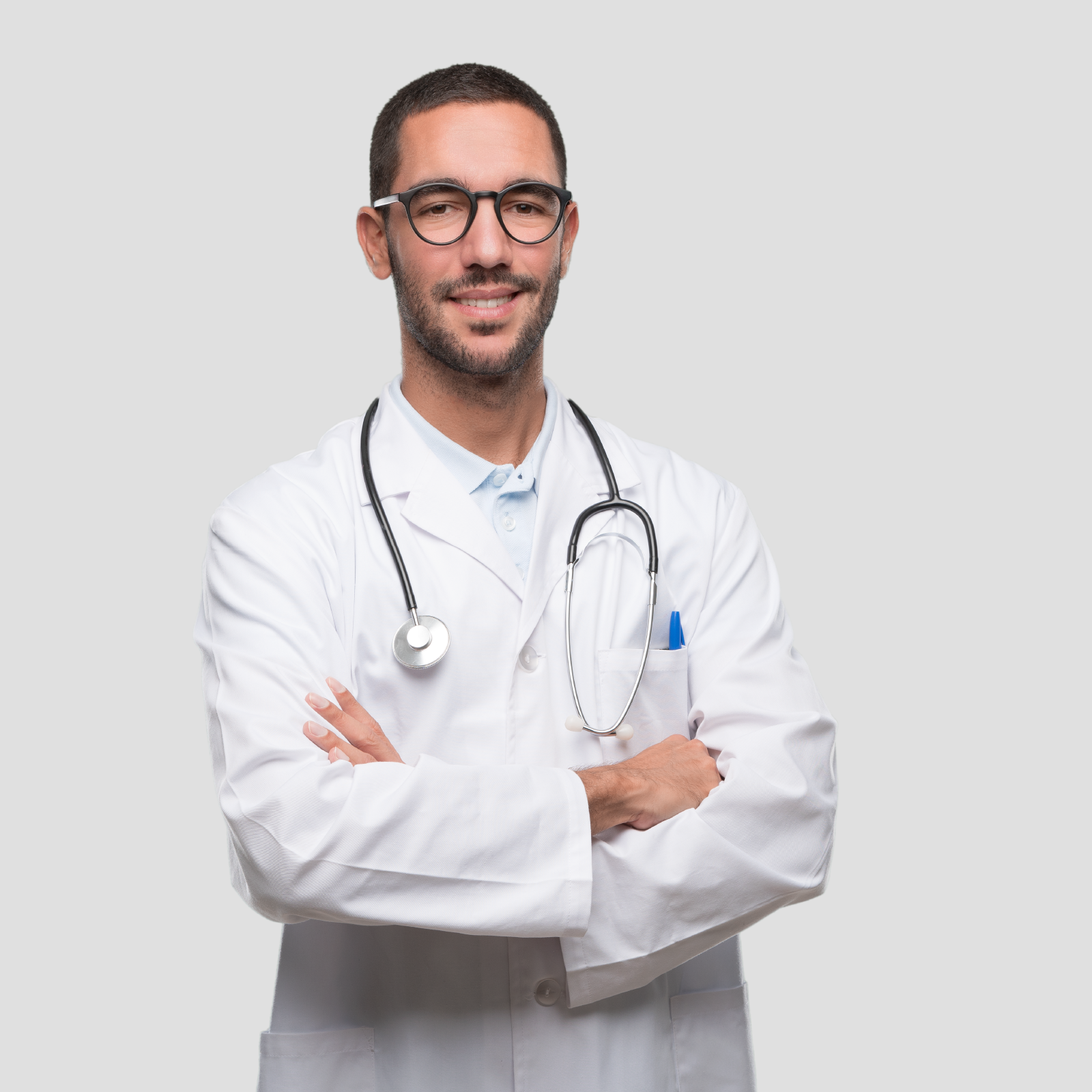 Ilustracja przedstawia lekarza w białym fartuchu, i stetoskopie przewieszonym przez szyję. Z kieszeni na piersi wystaje długopis. Lekarz ma założone ręce. Mężczyzna posiada delikatny zarost oraz okulary z grubą oprawką.