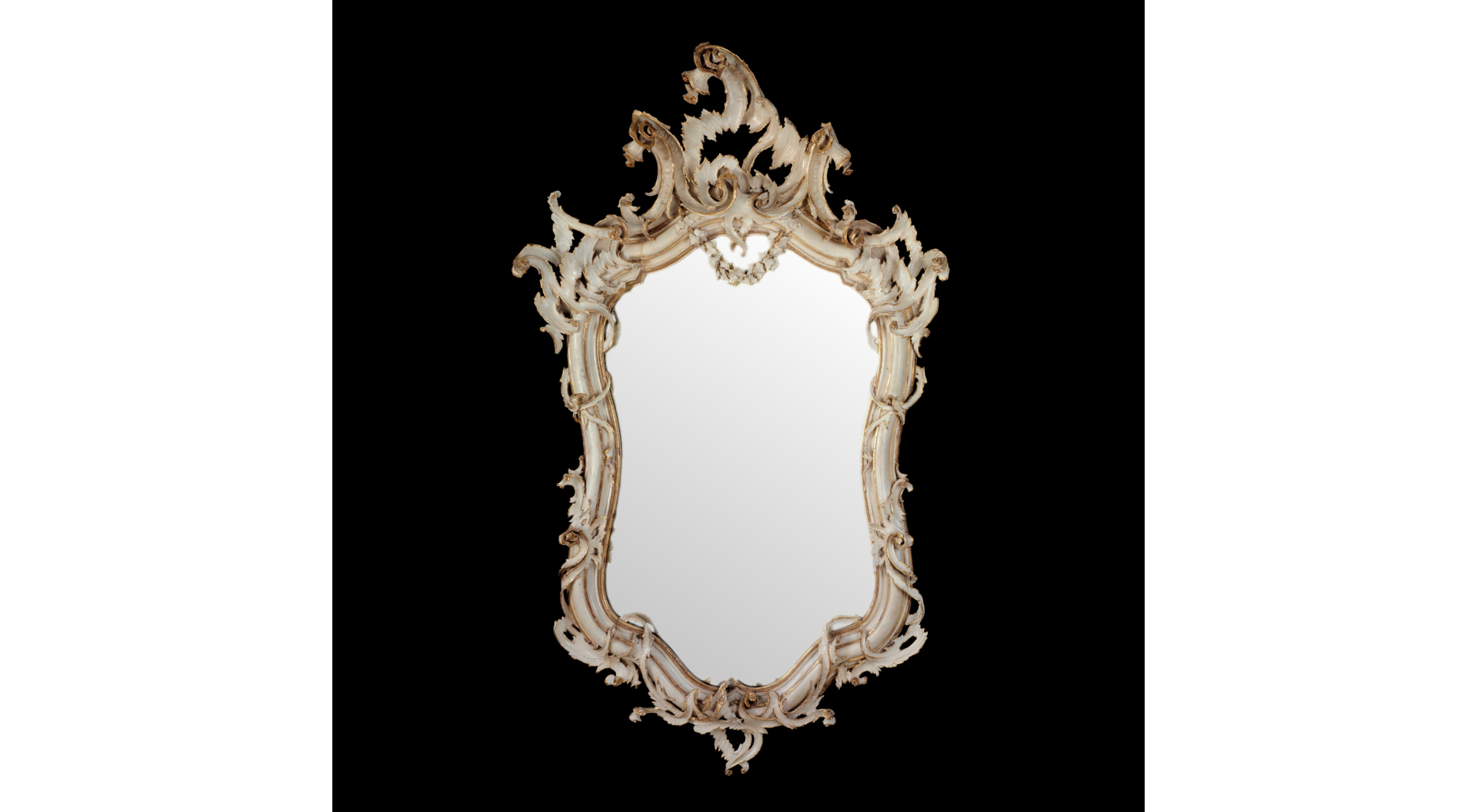 Zdjęcie przedstawia lustro z ozdobną oprawą. Oprawa w wymyślne, nieregularne wzory. W lustrze brak odbicia - wygląda, jakby grafik je wyciął i wypełnił bielą. Tło czarne