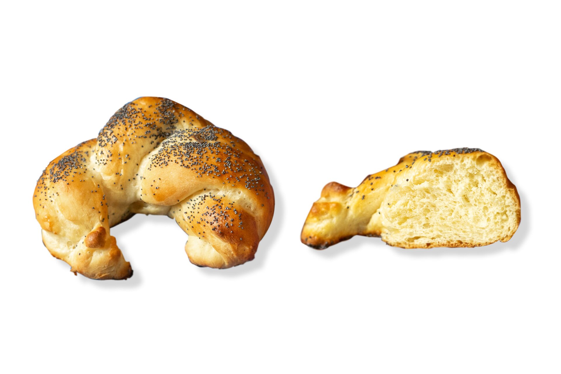 Zdjęcie przedstawia krok siódmy i ósmy formowania rogali węgierskich. Widoczne są dwa wypieczone rogale na białym tle. W prawej części zdjęcia znajduje się fragment rogala obrócony w prawą stronę tak, że widać jego owalny przekrój. Dostrzec można, że w środku rogal jest jasny i pulchny. Wierzch rogala ma kolor jasnobrązowy i ciemnozłocisty oraz obsypany jest makiem. W lewej części zdjęcia znajduje się wypieczony rogal widoczny od góry pod skosem. Wierzch wypieku jest w kolorze od jasnobrązowego do ciemnozłocistego oraz obsypany jest makiem po całości.