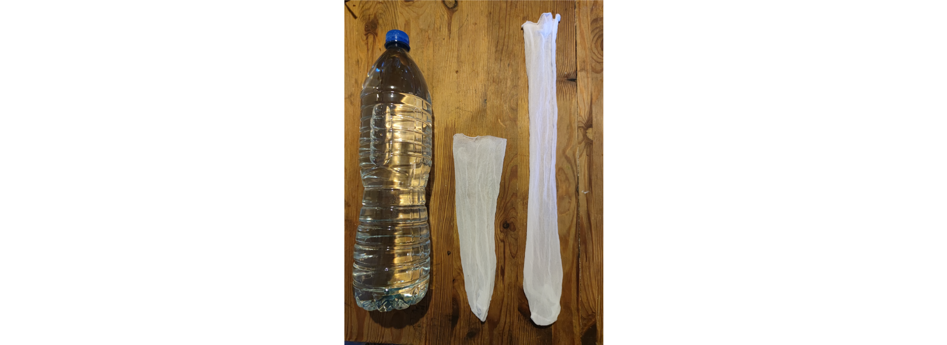 Zdjęcie 12. Butelka imitująca pozytyw kończyny, nogawka ucięta po dopasowaniu i naciągnięciu na butelce, nogawka ucięta bez naciągania. 
Po swobodnym rozłożeniu obydwu nogawek obok siebie wydaje się, iż pierwsza nogawka ucięta po naciągnięciu jest zbyt krótka. Jednak podczas wymierzania rozmiaru pończoszek dopasowuje się je do pozytywu kończyny tak aby gładko do niego przylegały i aby nie marnować materiału. Dlatego dłuższa nogawka jest wymierzona nieprawidłowo – po naciągnięciu na butelkę zostaje spory kawałek zwisający poza butelką. Krótsza nogawka jest wymierzona prawidłowo – po naciągnięciu na butelkę jest do niej idealnie dopasowana i nie ma zbędnego naddatku materiału.