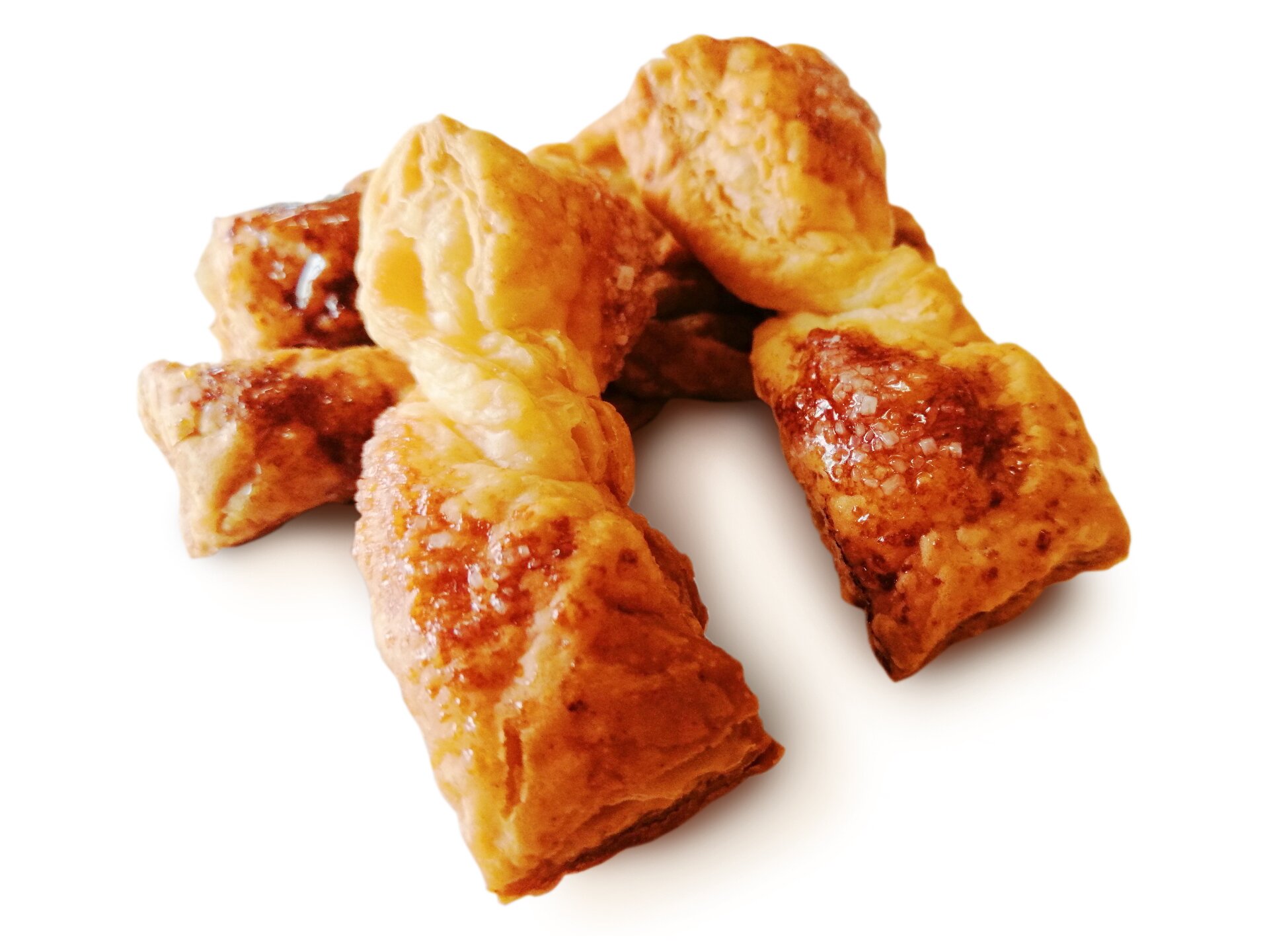 Podłużne ciastka, w połowie zwinięte, koloru złocistego.