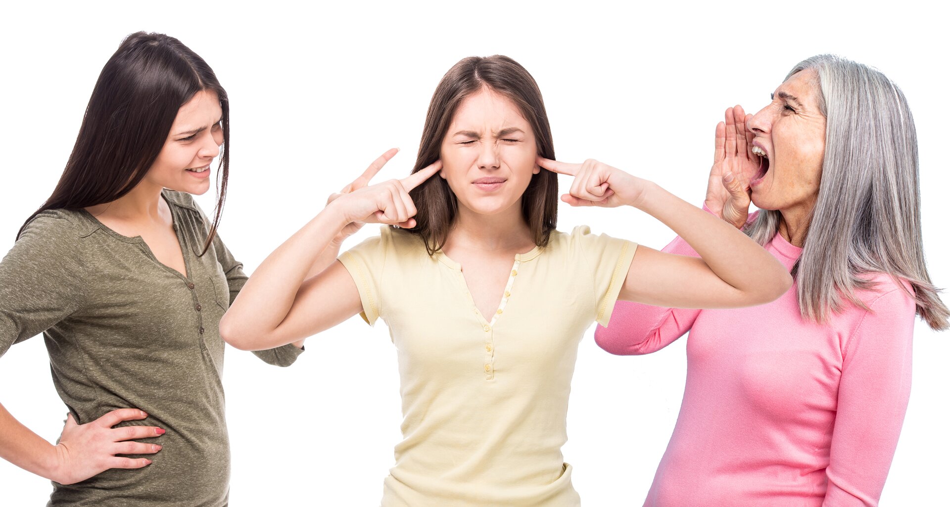 Ilustracja przedstawia trzy kobiety stojące obok siebie. Dwie to nastolatki oraz kobieta mogąca być ich matką. Dziewczyna w środku zatyka palcami uszy i ma zaciśnięte powieki w reakcji na krzyczącą obok matkę.  Druga dziewczyna opiera ręce na biodrach i obserwuje sytuację. 
