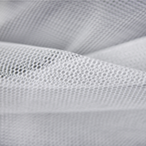 Zdjęcie przedstawia fragment białego tiulu.Nagranie tożsame z treścią.