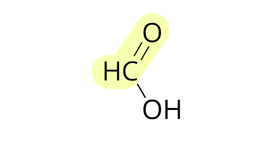 Na ilustracji ukazano wzór półstrukturalny kwasu metanowego. Od atomu wodoru H odchodzi wiązanie pojedyncze w prawo do atomu węgla C. Od niego odchodzą dwa wiązania: podwójne na ukos w górę do atomu tlenu O i pojedyncze na ukos w dół do grupy O H. Atom wodoru, węgla i tlenu oznaczono kolorem żółtym.