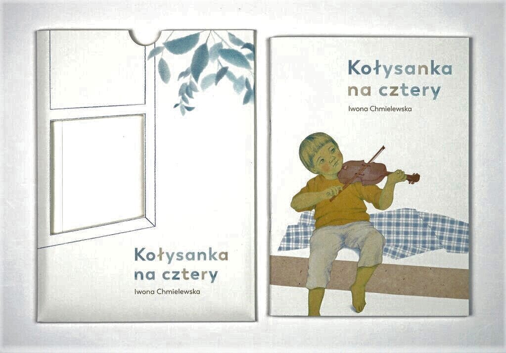 Zdjęcie przedstawia dwie okładki książki „Kołysanka na cztery” Iwony Chmielewskiej. Z lewej strony znajduje się biała okładka, na której w lewym rogu umieszczony został zarys okna. Po prawej stronie, u góry, widoczne są zielone liście. U dołu okładki, z prawej strony, znajduje się tytuł książki i nazwisko autorki. Z prawej strony widoczna jest druga okładka książki. Tło również jest białe. W prawym, górnym rogu widoczny jest tytuł książki i nazwisko autorki. Z lewej strony widoczna jest sylwetka małego chłopca, który ubrany jest w jasne spodnie i pomarańczową koszulkę. Jest bosy. Ma krótkie, blond włosy. Siedzi na łóżku, na którym leży kołdra w biało‑niebieską kratę. Chłopiec trzyma w lewej ręce drewniane skrzypce, które oparł na ramieniu. W prawej dłoni trzyma smyczek, który opiera o struny skrzypiec. Obie okładki utrzymane są w pastelowych kolorach. Okładki znajdują się na białym tle.   