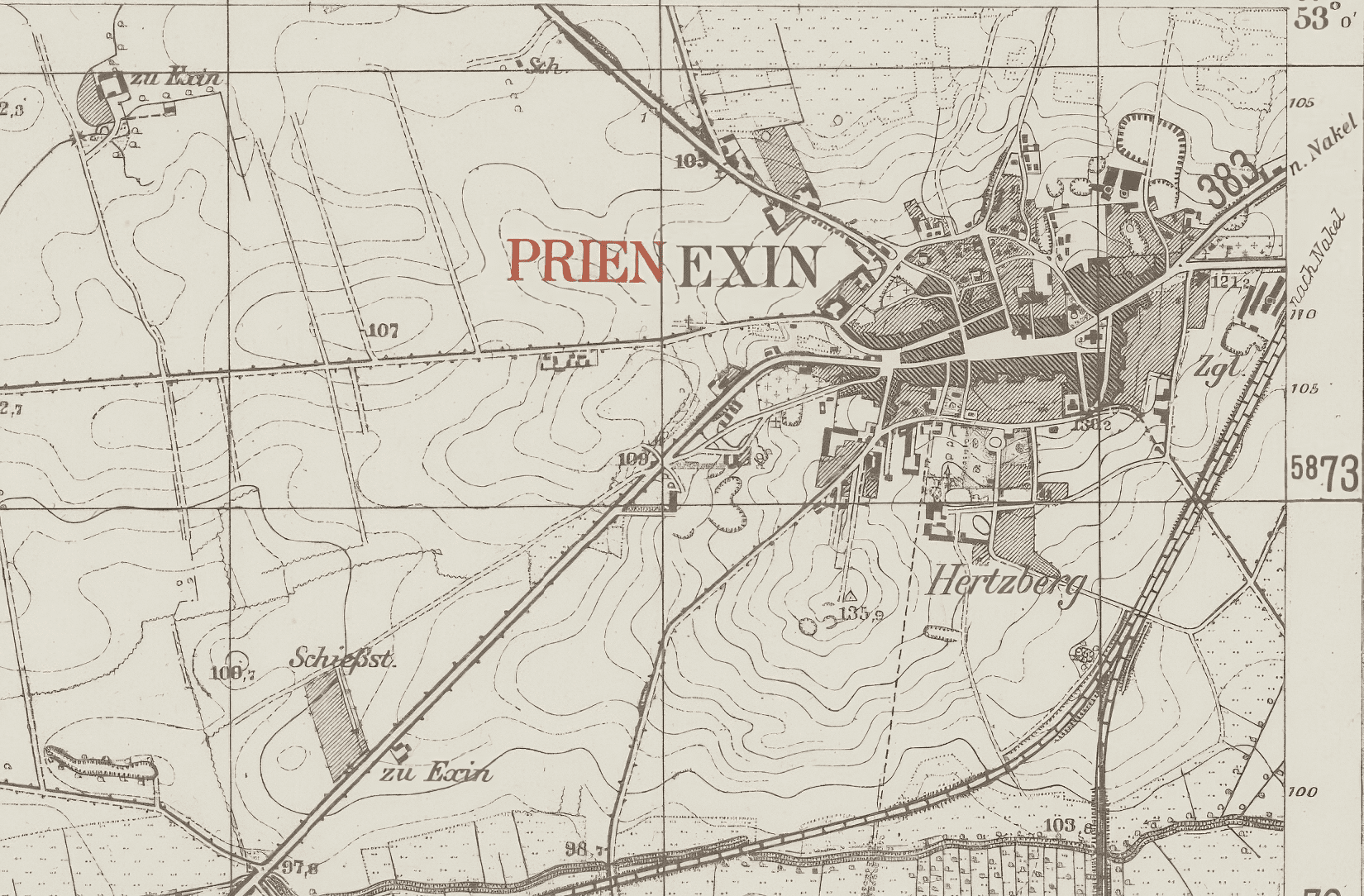 Kliknij, aby powiększyć. Ilustracja przedstawia mapę. Znajdują się na niej zaznaczone zabudowania i przecinające je liczne drogi. Zabudowania tworzą miejscowość o nazwie Prien Exin (napis znajduje się na mapie).