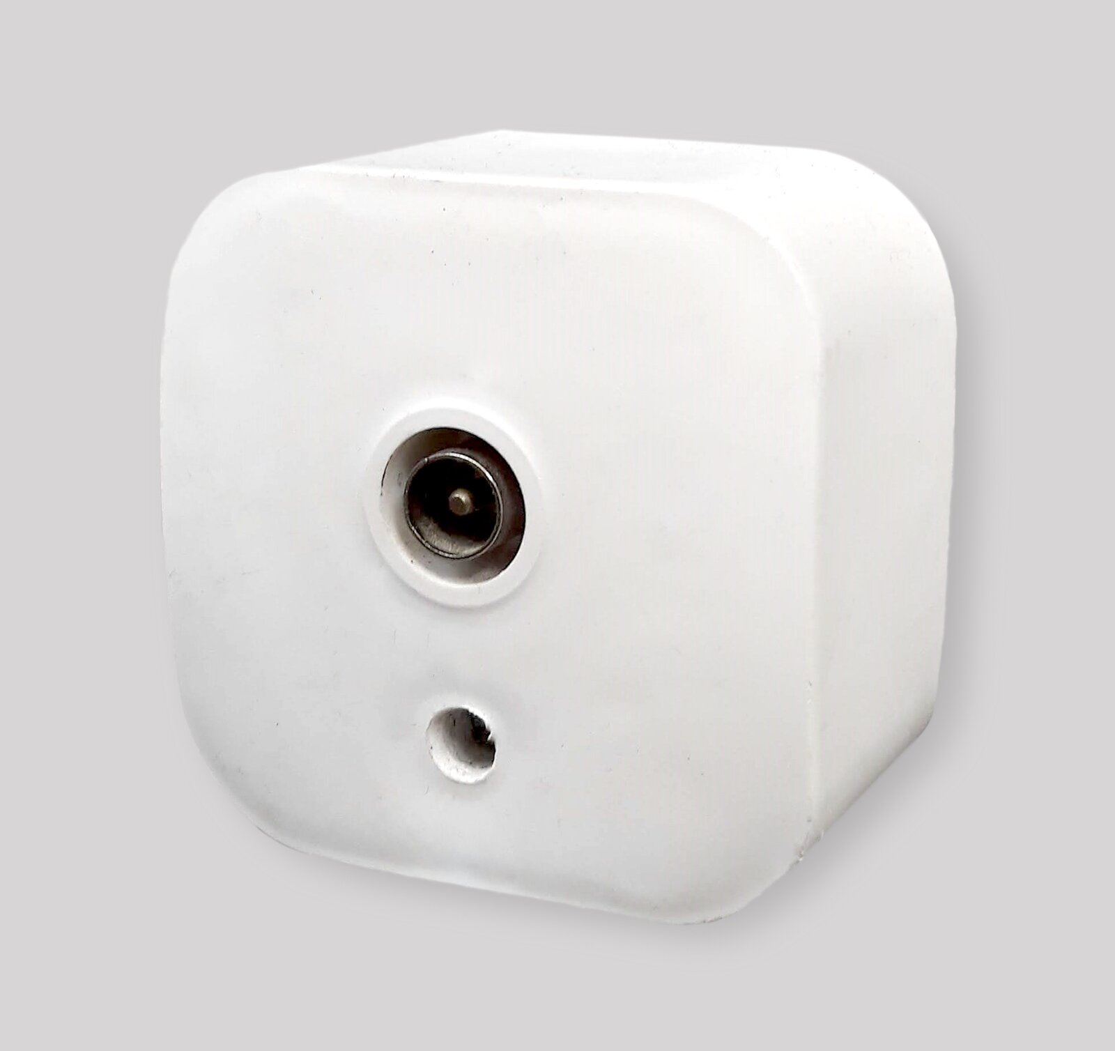 Na zdjęciu jest widoczne gniazdo abonenckie natynkowe instalacji antenowej. Jest to plastikowy korpus prostopadłościenny z jednym wejściem.