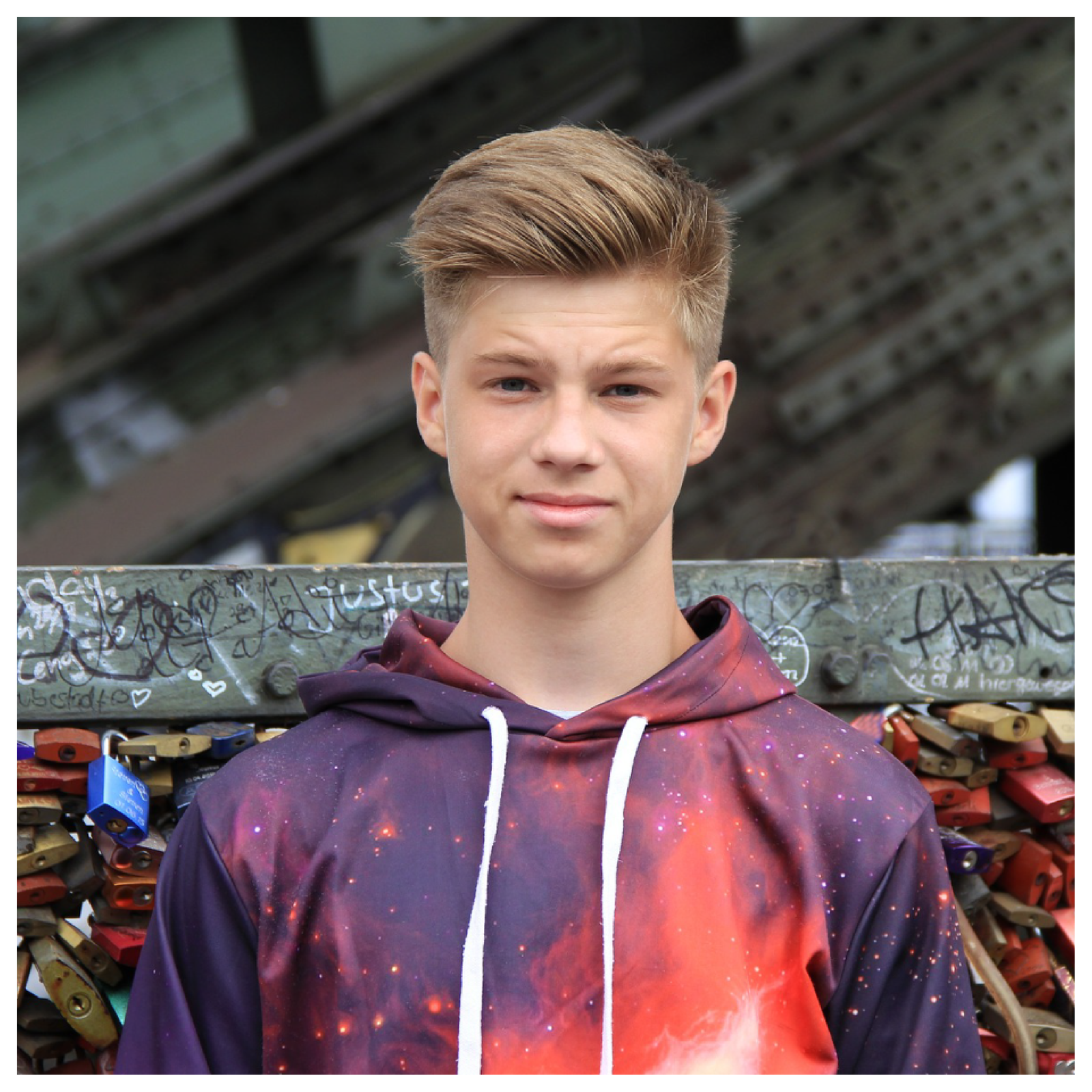 Ilustracja przedstawia nastoletniego chłopca o blond, krótkich włosach.