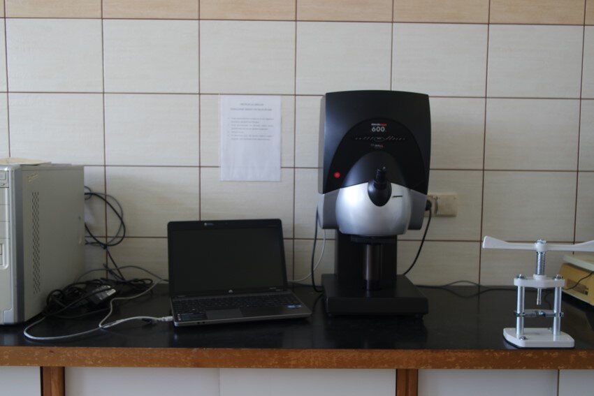 Zdjęcie przedstawia spektrofotometr do pomiaru barwy. Szczegółowy opis wyglądu urządzenia znajduje się w podpisie grafiki. 