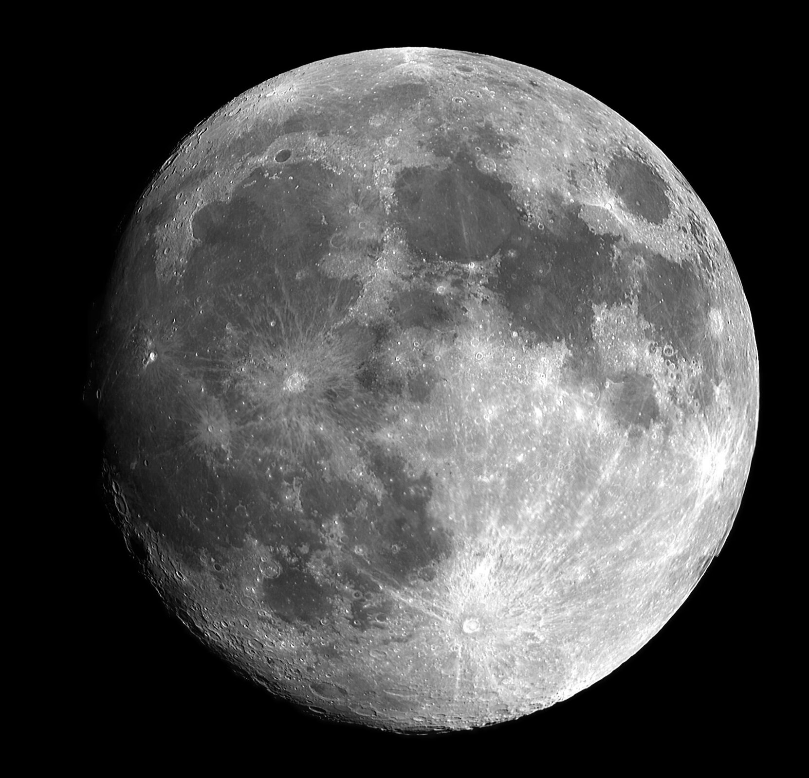 Na zdjęciu przedstawiony jest Księżyc na nocnym niebie. Ciało to jest szarą kulą z widocznymi licznymi kraterami.