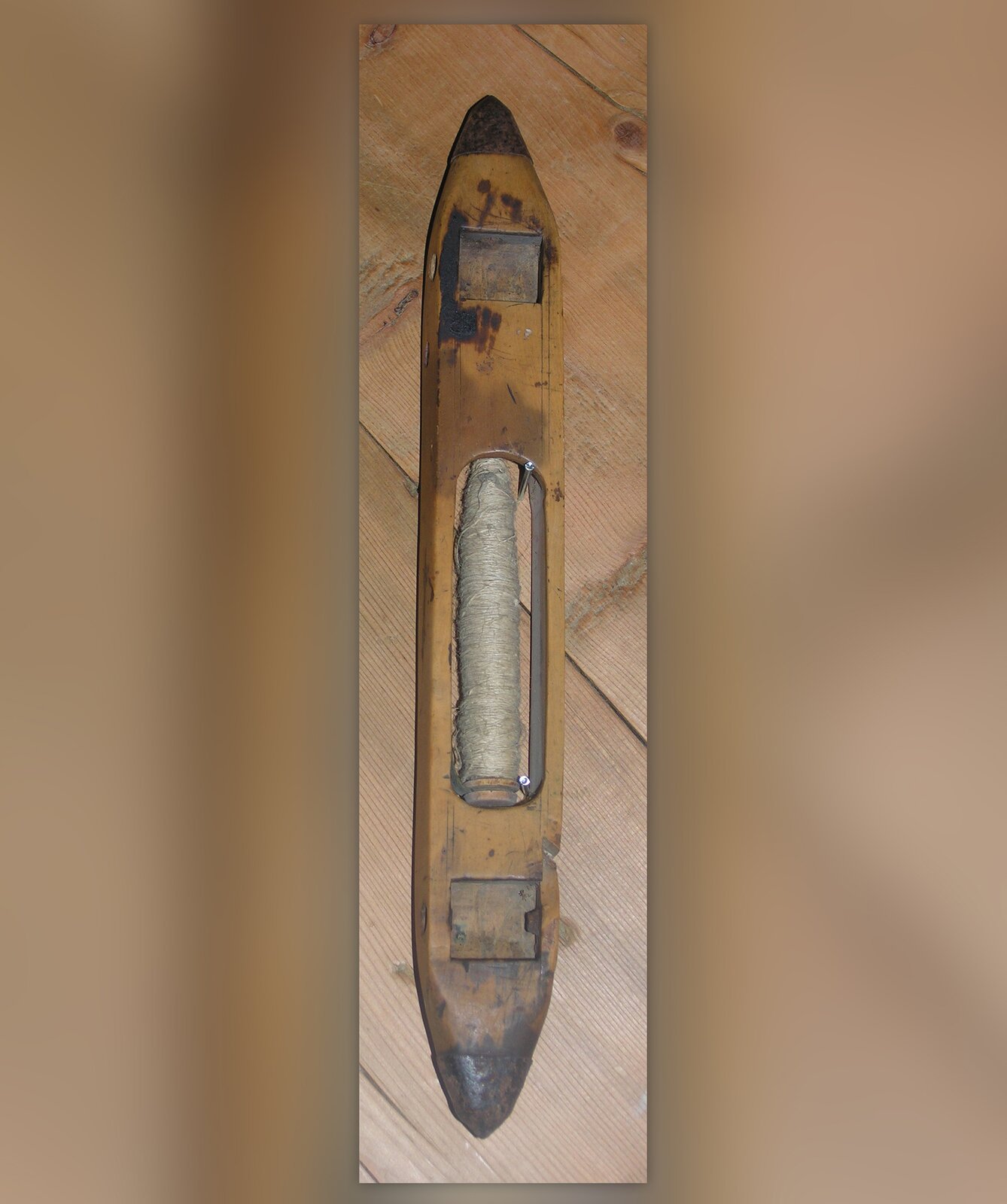 Fotografia barwna przedstawiająca czółno ze zwojem.