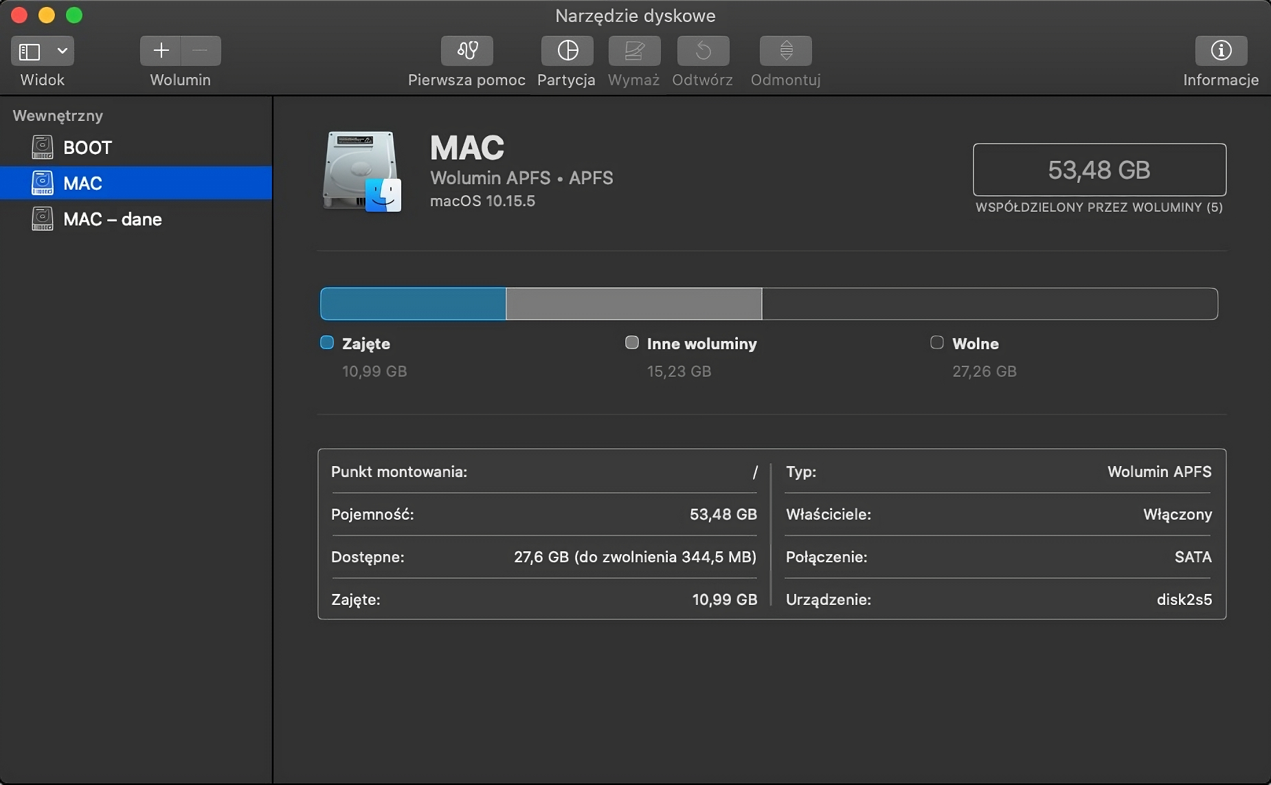 Ilustracja przedstawia okno narzędzia dyskowego w systemie MacOS. Po lewej stronie znajdują się dostępne dyski, od góry: BOOT, MAC, MAC - dane. Wybrano dysk MAC. Po prawej stronie znajdują się informacje o nim. Zajęte miejsce: 10 przecinek 99 Gigabajtów, Inne woluminy: 15 przecinek 23 gigabajtów, Wolne: 27 przecinek 26 gigabajtów. Poniżej znajdują się dodatkowe informacje dotyczące dysku.
