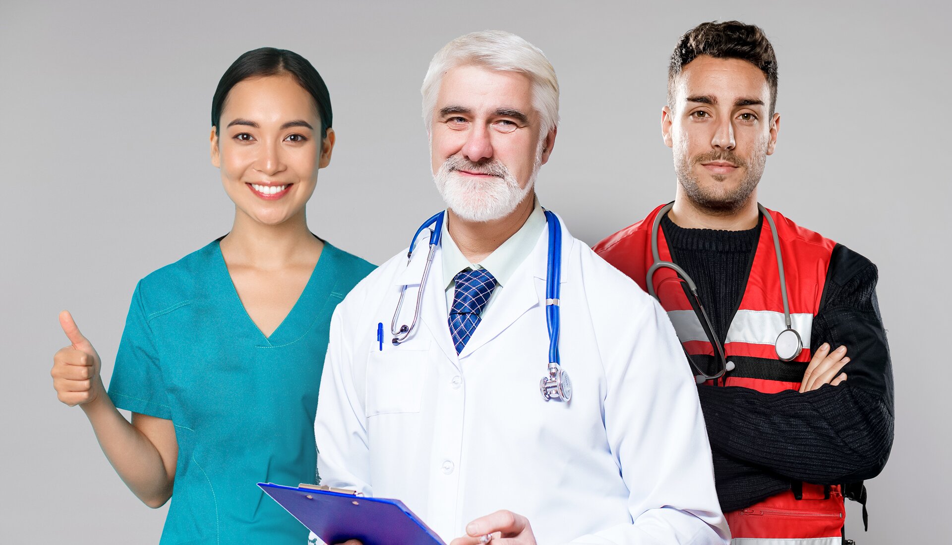 Zdjęcie przedstawia trzy osoby wykonujące pracę związaną ze służbą zdrowia. Od lewej widoczna jest młoda kobieta, ubrana w bluzkę w kolorze morskim, która jest elementem odzieży medycznej dla pielęgniarek. Prawą rękę ma zgiętą w łokciu, a kciuk prawej dłoni podniesiony jest do góry.  Na prawo od niej stoi starszy mężczyzna w białym fartuchu lekarskim, na szyi ma przewieszony stetoskop, a w ręku trzyma niebieską podkładkę. Po prawej stronie widoczny jest młody mężczyzna w stroju ratownika medycznego, ze stetoskopem powieszonym na szyi. Wszyscy mają pogodne twarze i uśmiechają się.