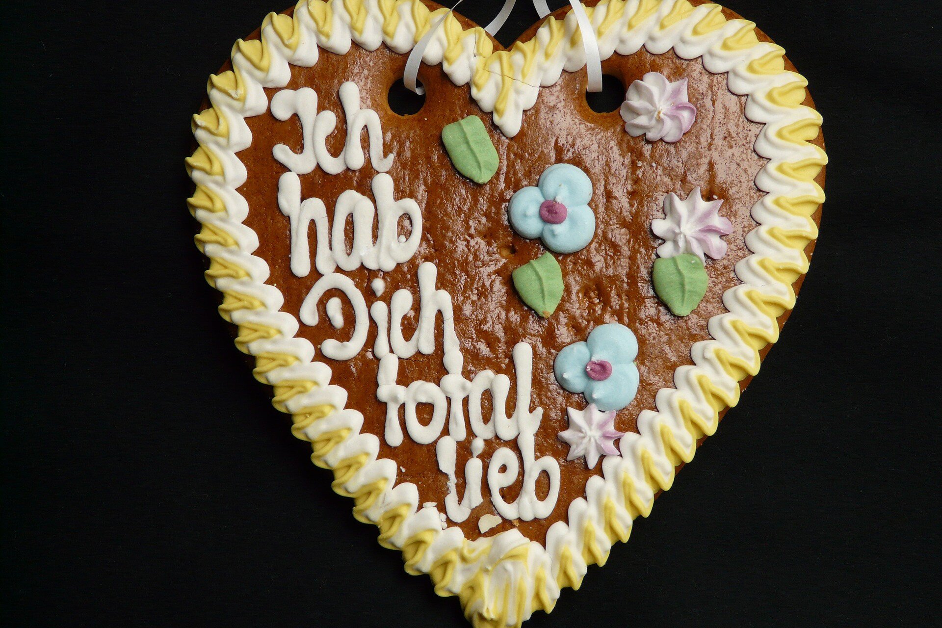 Zdjęcie przedstawia lukrowane serce z piernika.