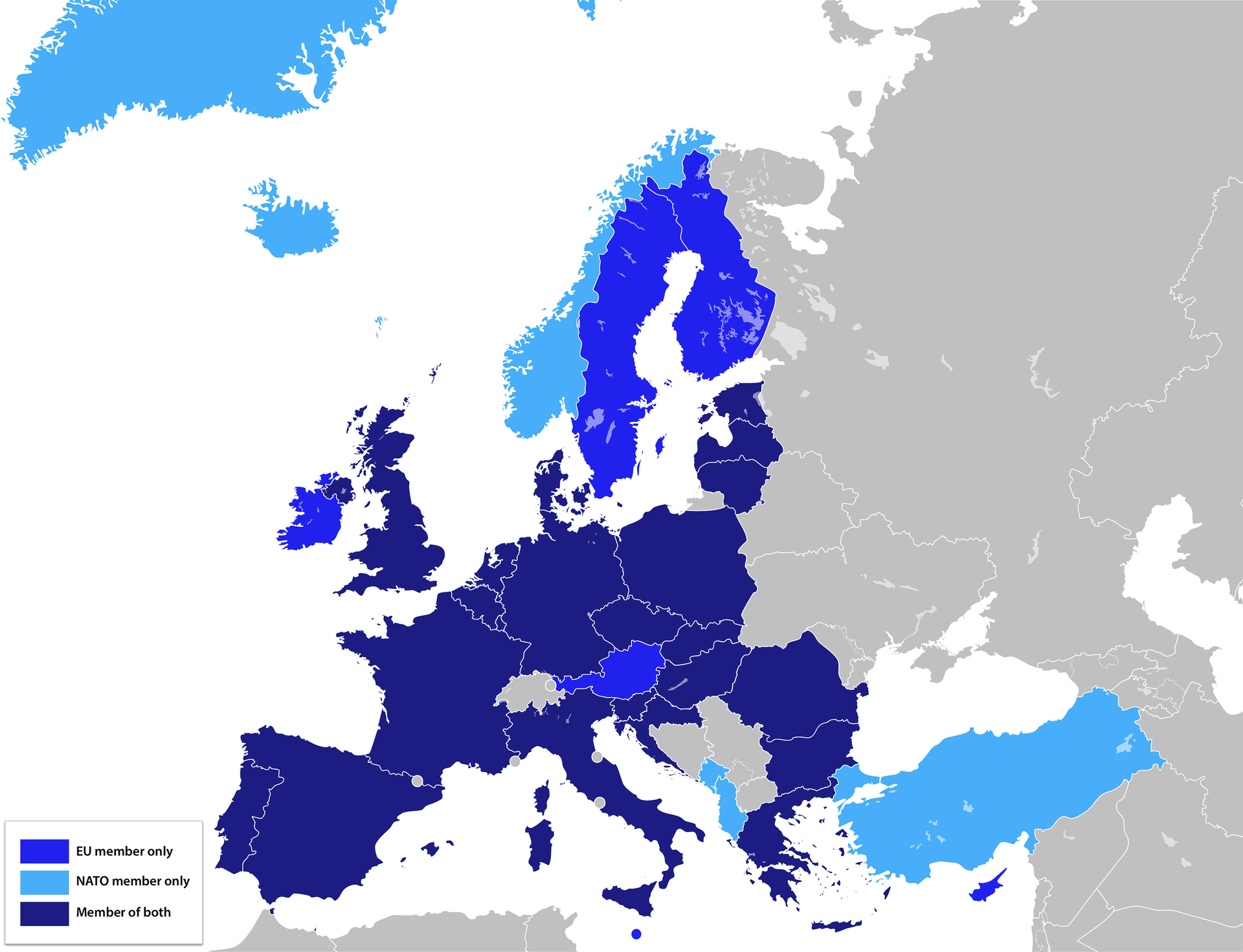 Mapa przedstawiająca państwa należące do Unii Europejskiej, państwa należące do NATO oraz państwa należące do obu tych organizacji. Kolorem jasnoniebieskim oznaczono państwa należące wyłacznie do NATO: Albanię, Czarnogórę, Islandię, Kanadę, Norwegię, Stany Zjednoczone, Turcję. Kolorem ciemnoniebieskim oznaczono państwa należące jedynie do Unii Europejskiej: Austrię, Cypr, Finlandię, Irlandię, Maltę, Szwecję. Kolorem granatowym oznaczone państwa należące do obu organizacji: Belgię, Bułgarię, Chorwację, Czechy, Danię, Estonię, Francję, Grecję, Hiszpanię, Holandię, Litwę, Luksemburg, Łotwę, Niemcy, Polskę, Portugalię, Rumunię, Słowację, Słowenię, Węgry, Wielką Brytanię, Włochy.