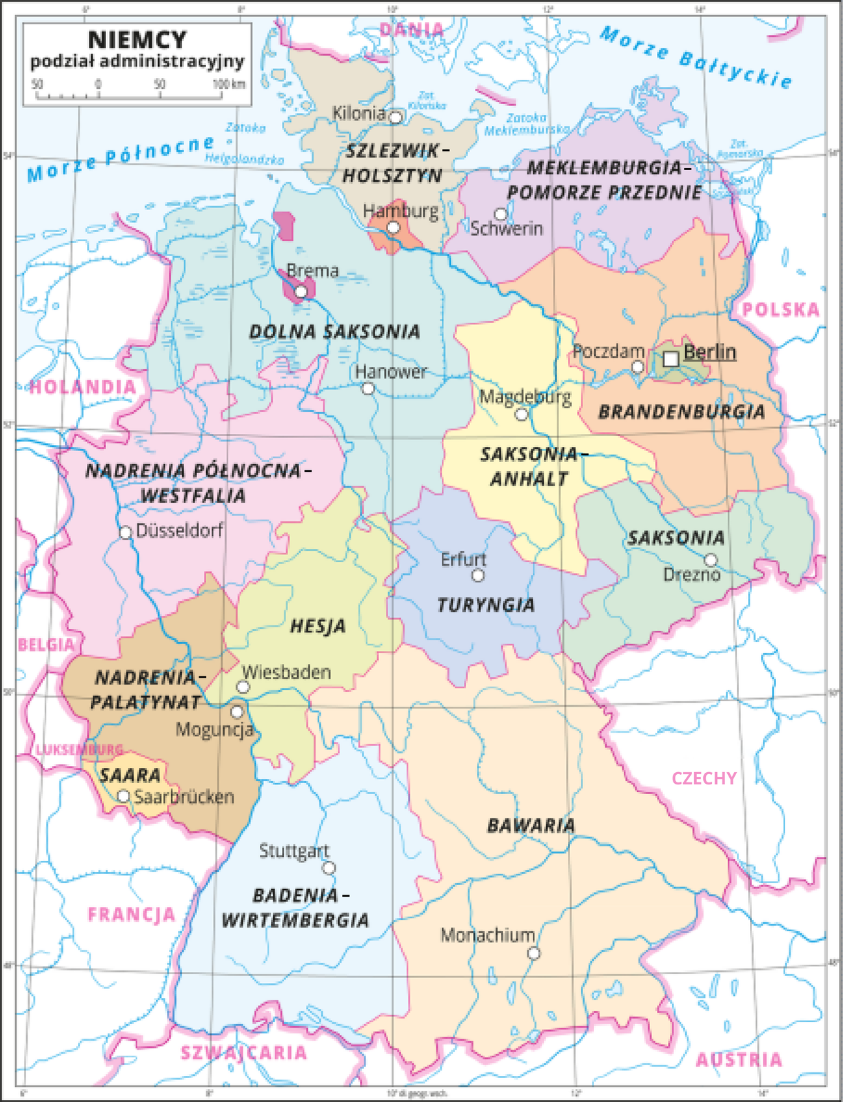 Mapa przedstawia podział administracyjny Niemiec. Na mapie wyróżniono obecne terytorium Niemiec, które jest podzielone na kolorowe jednostki. Jednostki te są podpisane czarnymi napisami. Od północy kolejno występują: Szlezwik Holsztyn, Maklemburgia Pomorze Przednie, Branderburgia, Saksonia Anhalt, Dolna Saksonia, Nadrenia Północna Westfalia, Hesja, Turyngia, Saksonia Bawaria, Nadrenia Palatynat, Saara i Badenia Wirtembergia. W lewym górnym rogu mapy w białej ramce znajduje się tytuł mapy "Niemcy podział administracyjny" a pod nim jest skala liniowa o jednostce 50 km. Dookoła mapy jest biała ramka w której opisano wartości południków i równoleżników, co dwa stopnie.