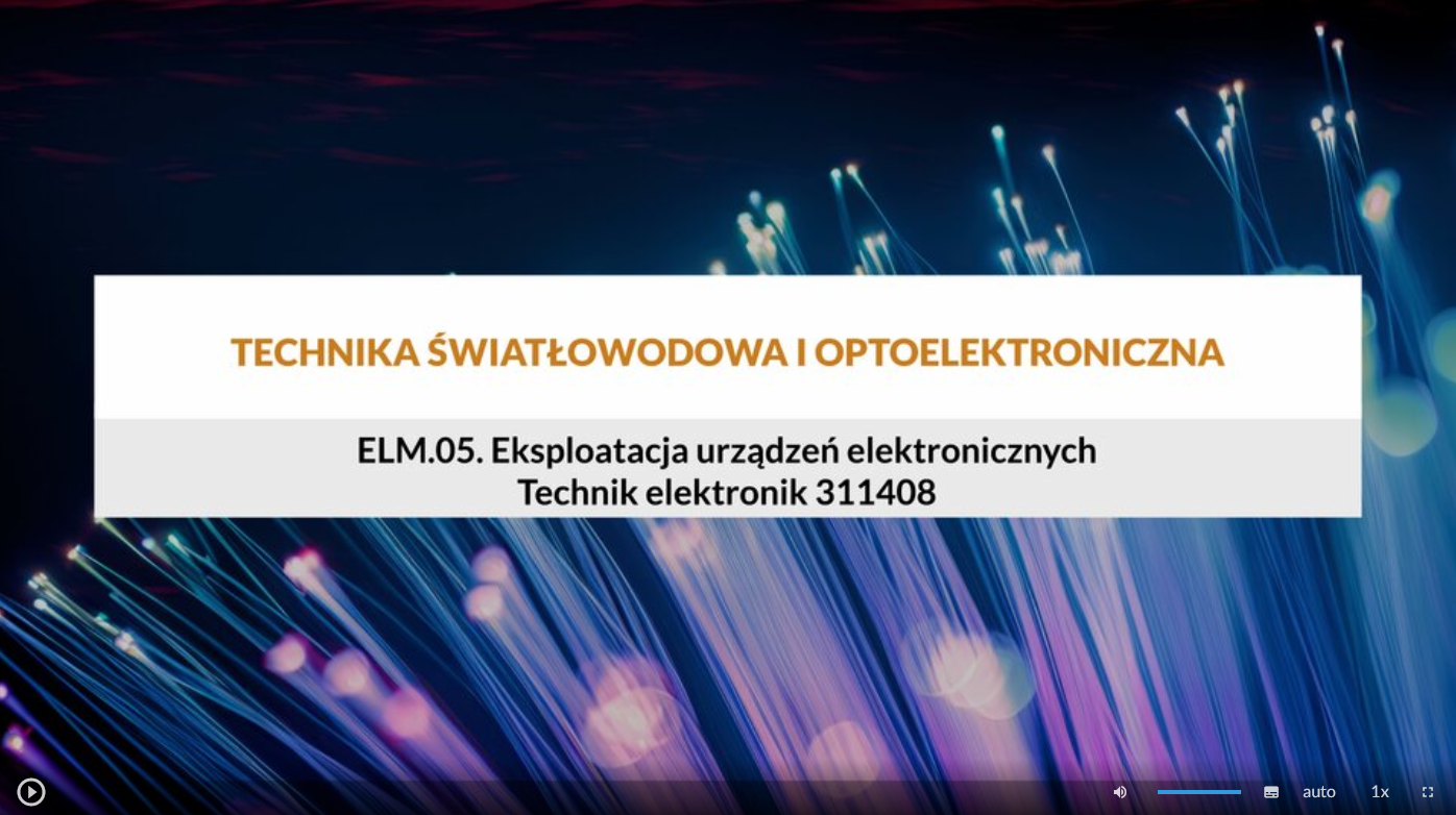 Ilustracja przedstawia ekran startowy filmu. Na środku ekranu znajduje się prostokątna plansza z tytułem filmu: Techinika światłowodowa i optoelektroniczna. Na dole widoczny jest pasek odtwarzania oraz ikony: głośnika, uruchamiania napisów, zmiany jakości wyświetlanego materiału, szybkości odtwarzania oraz włączenie lub wyłączenie trybu pełnoekranowego.