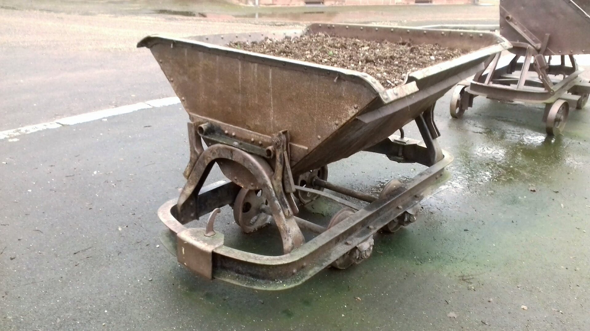 Wywrotka kolebowa (wózek samowyładowczy).Na konstrukcję wózka składa się duży, metalowy pojemnik z możliwością przechylenia go. Jest zamocowany na belkach zakończonych kołami.