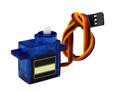 Grafika przedstawia serwomotor, czyli prostokątne, półtransparentne urządzenie z ujściem u góry i kablami wychodzącymi z boku.