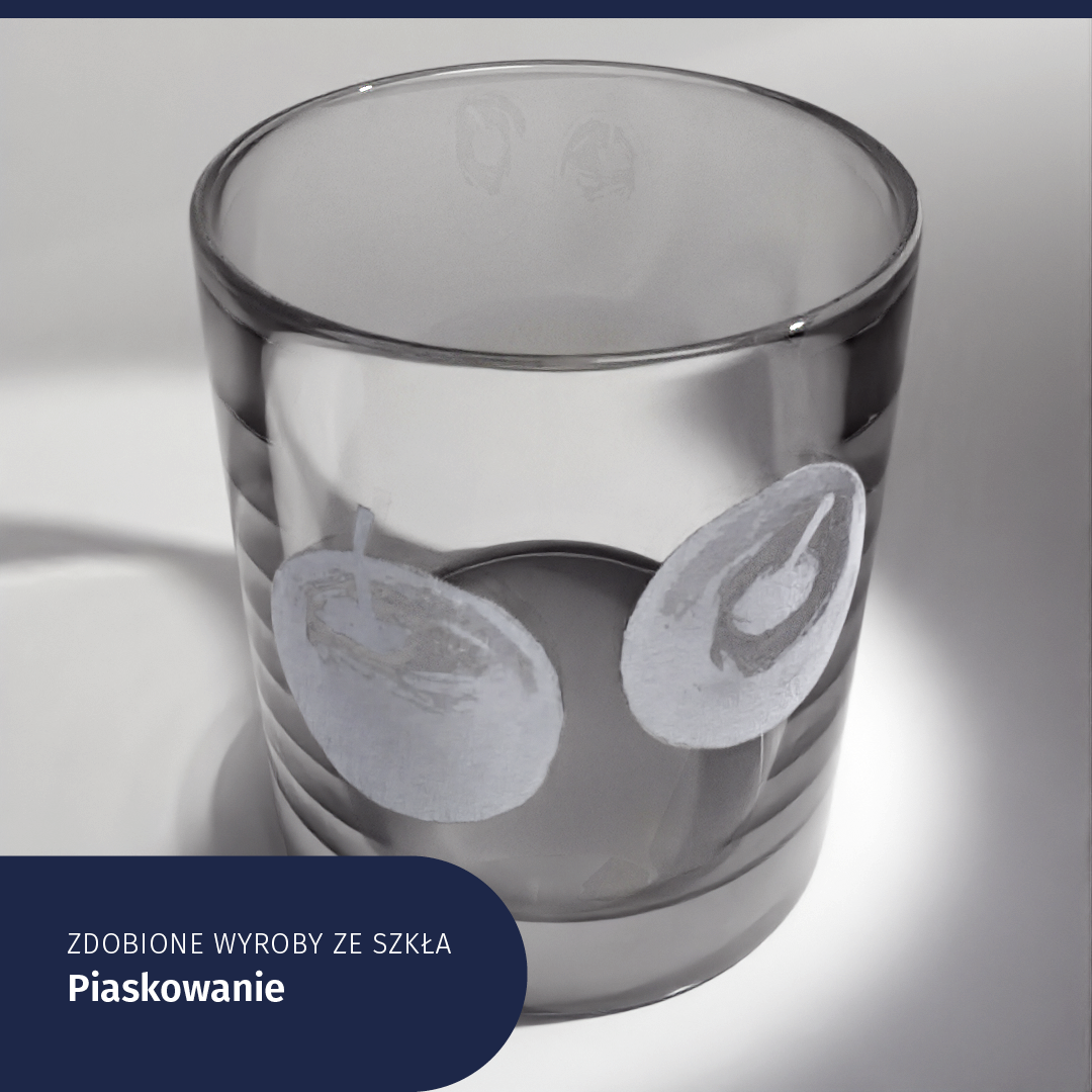 Ilustracja przedstawia szklankę ozdobioną dwoma jabłkami. Wzór jest biało‑matowy. Podpisano Zdobione wyroby ze szkła. Piaskowanie.