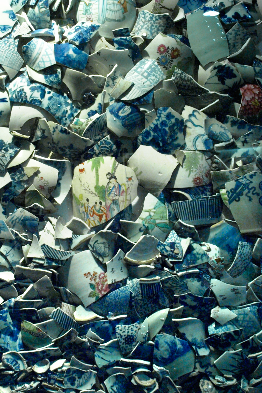 Zdjęcie stłuczonych przedmiotów z porcelany, celem jest pokazanie kruchości materiału