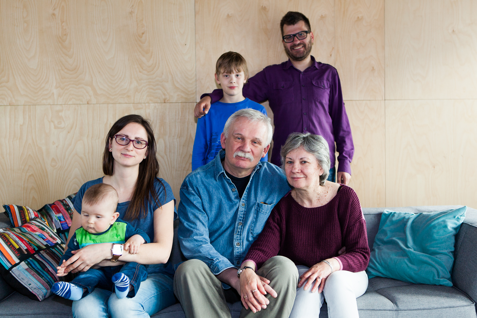 Fotografia przedstawia rodzinę wielopokoleniową - dwoje dziadków, rodziców oraz dwójkę dzieci.