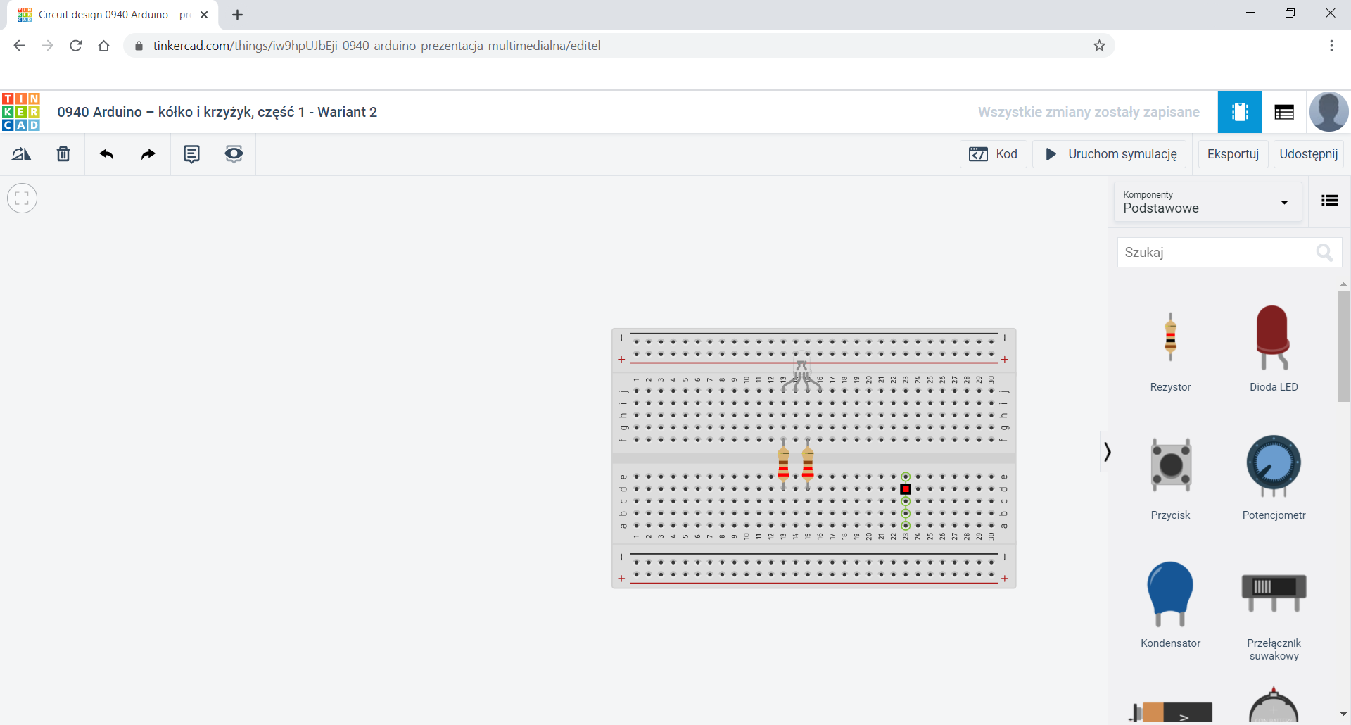 Zdjęcie ekranu przedstawia okno przeglądarki z otwartą stroną Tinkercad. W obszarze roboczym umieszczono płytkę stykową, a na niej: LED 3 kolorowy RGB o 4 nóżkach. Do anod, czyli do nóżek od lewej: pierwszej i trzeciej podłączono rezystory 220 omów w taki sposób, że są one wpięte w te same wiersze, co anody.