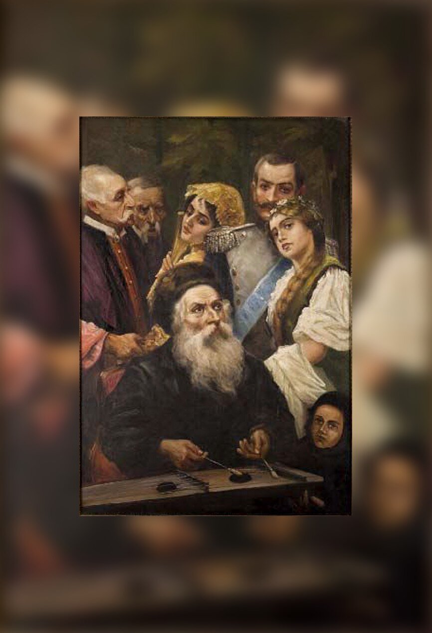 Obraz przedstawia starszego mężczyznę w czarnym chałacie i futrzanej czapie na głowie. Mężczyzna gra na cymbałach. Otaczają go kobiety i mężczyźni. Słuchają jego gry.