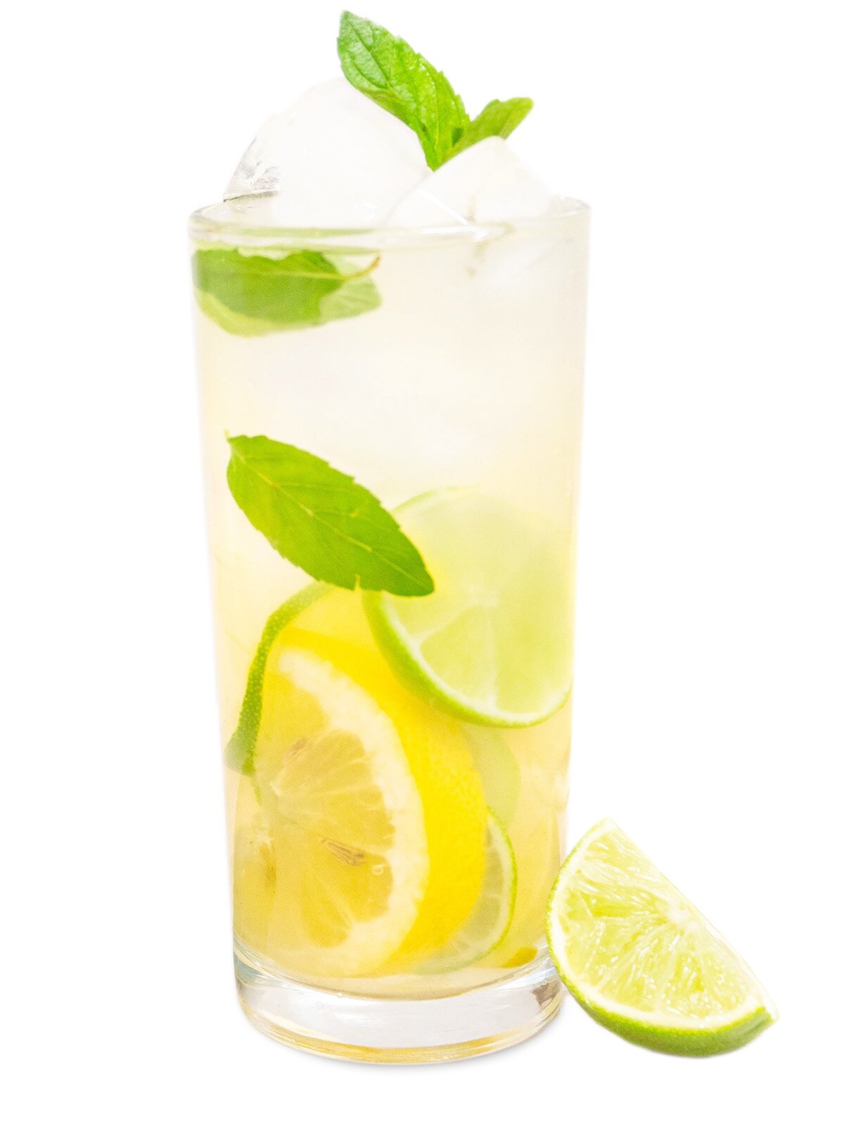 Ilustracja przedstawiająca wysoką szklankę, w której znajduje się lemoniada, liście mięty, lód oraz cytryna i limonka.