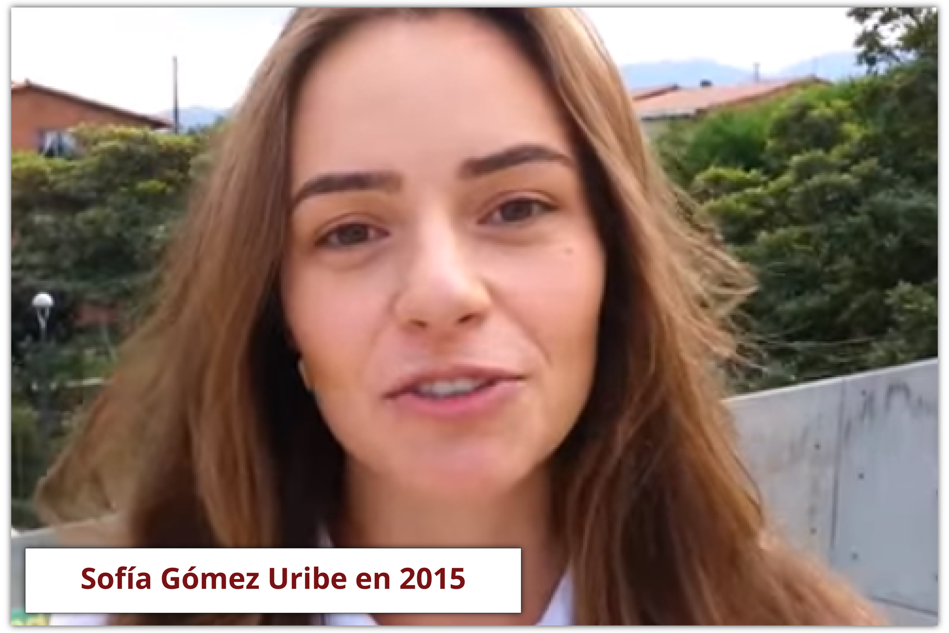 Na zdjęciu widoczna jest młoda kobieta o brązowych oczach i brązowych włosach. Kobieta ma łagodny wyraz twarzy. W tle widoczne są drzewa i dachy domów. Podpis zdjęcia: Sofía Gómez Uribe en 2015.
