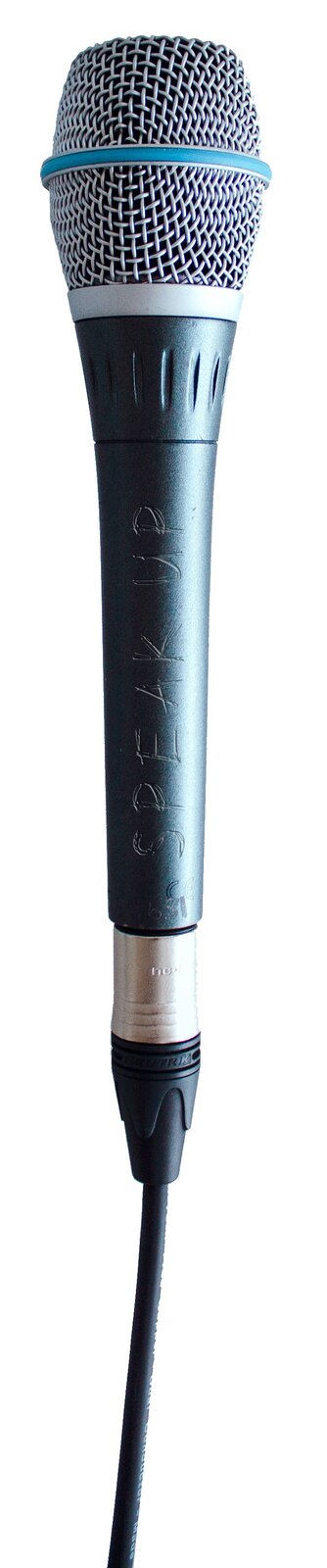 Na zdjęciu widoczny jest mikrofon ustawiony w pionie. W górnej części widoczna jest srebrna kulista membrana, wykonana z plecionki cienkich drucików, obwiedziona pośrodku niebieskim paskiem. Do membrany przyłączona jest wąska pionowa cewka o walcowatym kształcie, w czarnej obudowie, służąca jako rękojeść, z napisem SPEAK UP. W dolnej części widoczny jest czarny przewód odchodzący od cewki.