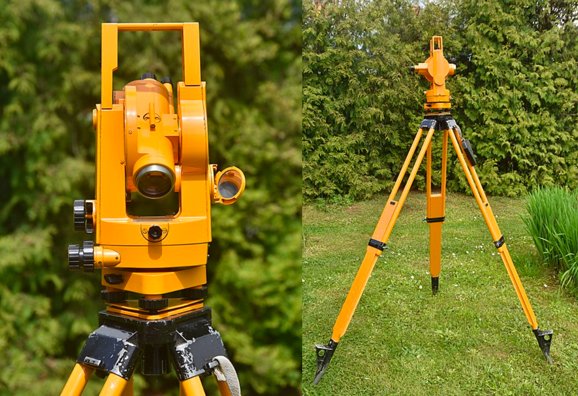 Zdjęcie przedstawia tachimetr. Jest to urządzenie składające się z obiektywu umieszczonego w obudowie. Przymocowany jest do statywu (trójnoga).  