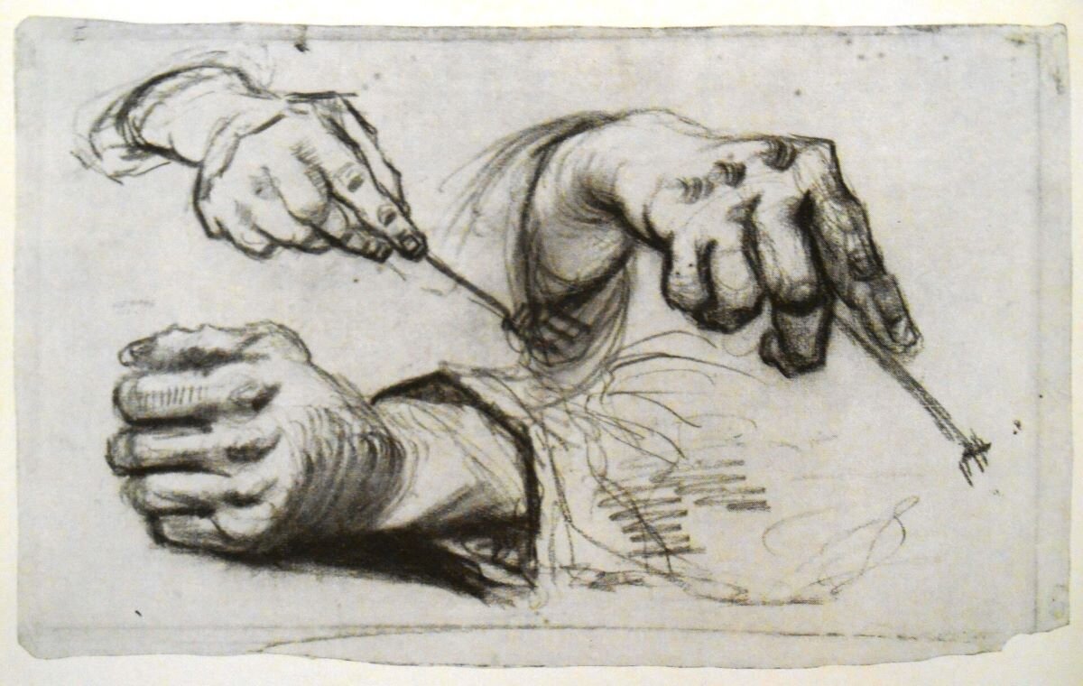 Ilustracja przedstawia szkic trzech dłoni ołówkiem w kilku układach i wykonujących różne czynności. Dwie prawe dłonie na górze rysunku trzymają widelec. Dłoń na dole rysunku ma palce ułożone w pięść. Dłonie są naszkicowane grubym pociągnięciem ołówka i wycieniowane.
