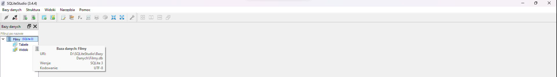 Na zdjęciu przedstawiono zrzut ekranu przedstawiający bazę danych utworzoną w programie SQL lite Studio z widocznymi właściwościami.W górnej części okna aplikacji widoczny jest pasek narzędzi z następującymi opcjami: bazy danych, struktur, widoki, narzędzia, pomoc. Poniżej paska narzędzi znajdują się ikony. Ikony przedstawiają w kolejności: zapięte wtyczki, rozpięte wtyczki, serwer z zielonym znakiem plus, serwer z dwoma zielonymi strzałkami, bazę danych ze znakiem plus, bazę danych ze znakiem plus i błyskawicą, kartkę papieru z ołówkiem, serwer z dłonią trzymającą kartkę, Fx, kartka z dwoma nawiasami ostrymi skierowanymi na zewnątrz, element z literami AZ, klocek dwa na dwa, cztery strzałki w układzie kwadratu skierowane do wewnątrz, cztery strzałki w układzie kwadratu skierowane na zewnątrz, klucz, cztery kwadraty w układzie kwadratu, dwa podłużne pionowe prostokąty obok siebie, dwa podłużne poziome prostokąty obok siebie, trzy okna ustawione jedno za drugim. Poniżej aplikacja podzielona jest na dwa obszary. Małe okno po lewej stronie ma tytuł: Bazy danych. Obok tytułu znajduje się znak powiększenia okna oraz zamknięcia. Poniżej znajduje się pole wyszukiwania. Na polu widoczny jest napis: filtruj po nazwie. Niżej widoczna jest utworzona baza danych: filmy. Niżej znajdują się opcje tabele, widoki. Baza danych filmy jest podświetlona. Po prawej stronie napisu znajduje się okno zatytułowane: bazy danych filmy. W oknie znajdują się etykiety pól: URL, wersja, kodowanie. DO pól przypisane są wartości. Przykładowo: URL - adres bazy danych, wersja - SQL lite 3&lt;/math, kodowanie – UTF osiem.