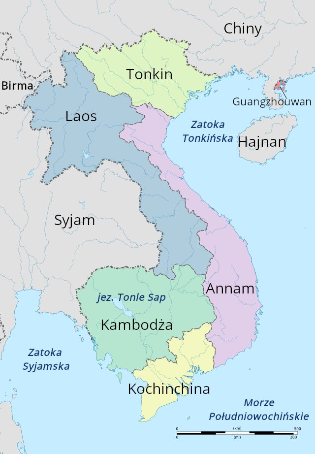 Ilustracja przedstawia mapę Półwyspu Indochińskiego, na której zaznaczono państwa: Chiny, Tonkin, Laos, Birma, Kambodża, Kochinchina, Annam oraz Siam. Półwysep otacza Morze Południowochińskie i Zatoki Syjamska i Tonkińska, na której znajduje się wyspa Hainan.