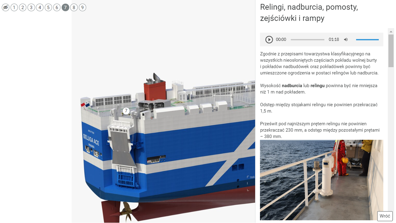 Zdjęcie przedstawia wyświetlony przykładowy opis, który pojawia się po kliknięciu znacznika na grafice interaktywnej. Znacznik oraz część statku, na którym umieszczony jest znacznik, są przybliżone. W górnym lewym rogu znajduje się osiem ikon znaczników. Pierwsza to symbol przekreślonego oka. Pozostałe mają numerację od jeden do siedem. Po prawej stronie infografiki wyświetlony jest panel z tekstem zatytułowany relingi, nadburcia, pomosty, zejściówki i rampy. Poniżej znajduje się odtwarzacz audio i opis tych elementów wyposażenia oraz grafika przedstawiająca reling. Tekst w odtwarzaczu audio jest tożsamy z tekstem z opisu.