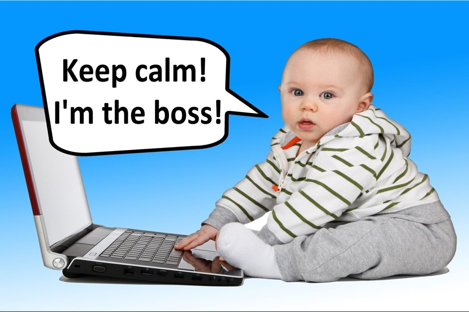 Zdjęcie przedstawia dziecko mające około roku, które siedzi przed otwartym laptopem i opiera się rączką o jego klawiaturę. Od buzi dziecka odchodzi chmurka z napisem: Keep calm! I'm the boss