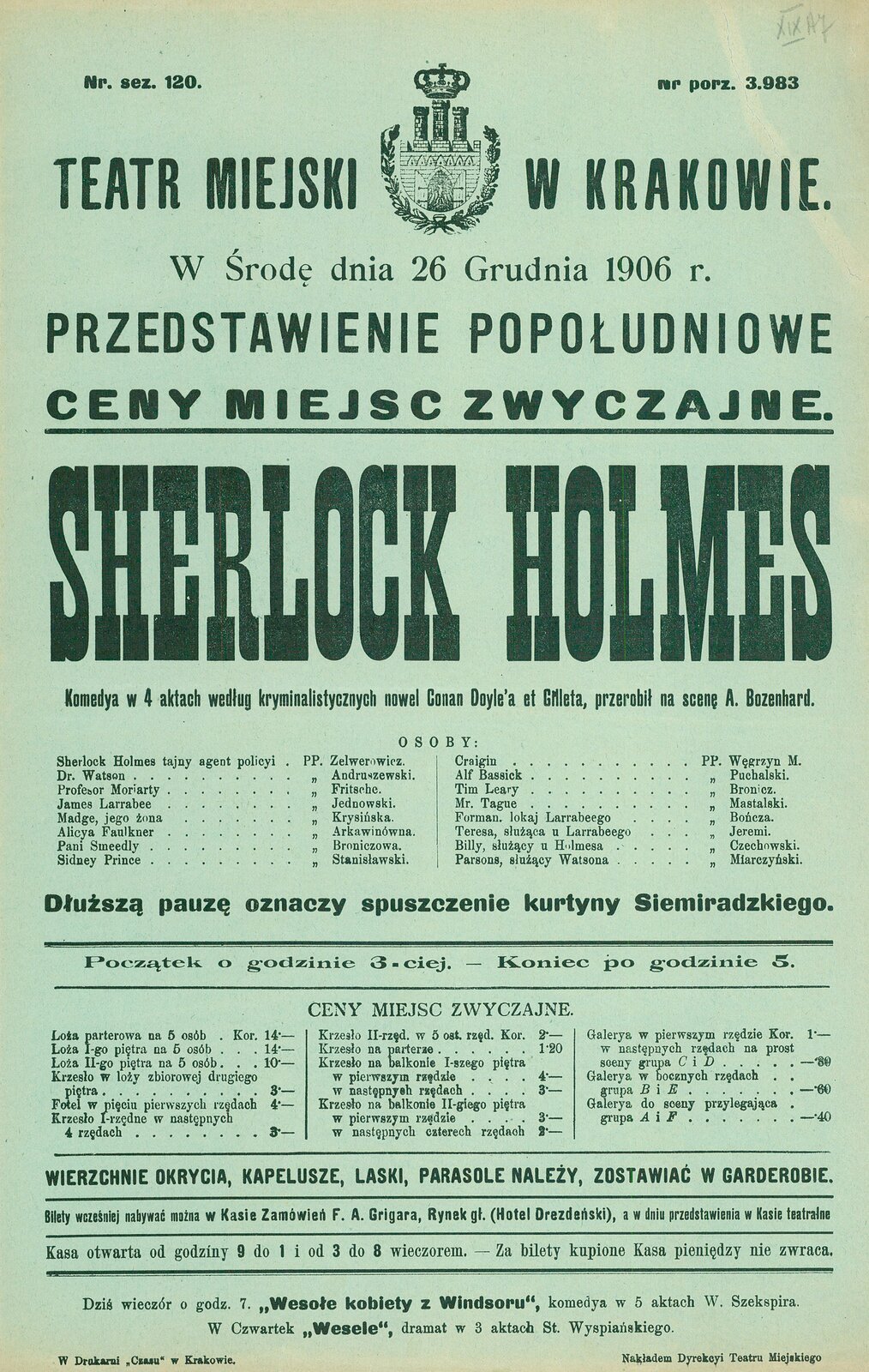 Na zdjęciu znajduje się afisz teatralny, na którym napisane jest: w lewym górnym rogu –  Nr. sez. 120; w prawym górnym rogu –  nr porz. 3.983; Teatr Miejski w Krakowie (między słowem "miejski" a "w Krakowie" znajduje się herb przedstawiający otwartą bramę zamku o trzech wieżach, nad którym widnieje korona; wokół herbu znajduje się kwiatowy ornament). W środę dnia 26 grudnia 1906 r. Przedstawienie popołudniowe. Ceny miejsc zwyczajne. Na środku dużymi, pogrubionymi litearami tytuł: Sherlock Holmes. Pod nim napis: Komedya w 4 aktach według kryminalistycznych nowel Conan Doyle'a et Gilleta, przerobił na scenę A. Bozenhard. Osoby występujące. Dłuższą pauzę oznaczy spuszczenie kurtyny Siemiradzkiego. Początek o godzinie 3‑ciej - koniec o godzinie 5. Ceny miejsc zwyczajne. Wierzchnie okrycia, kapelusze, laski, parasole należy zostawiać w garderobie.