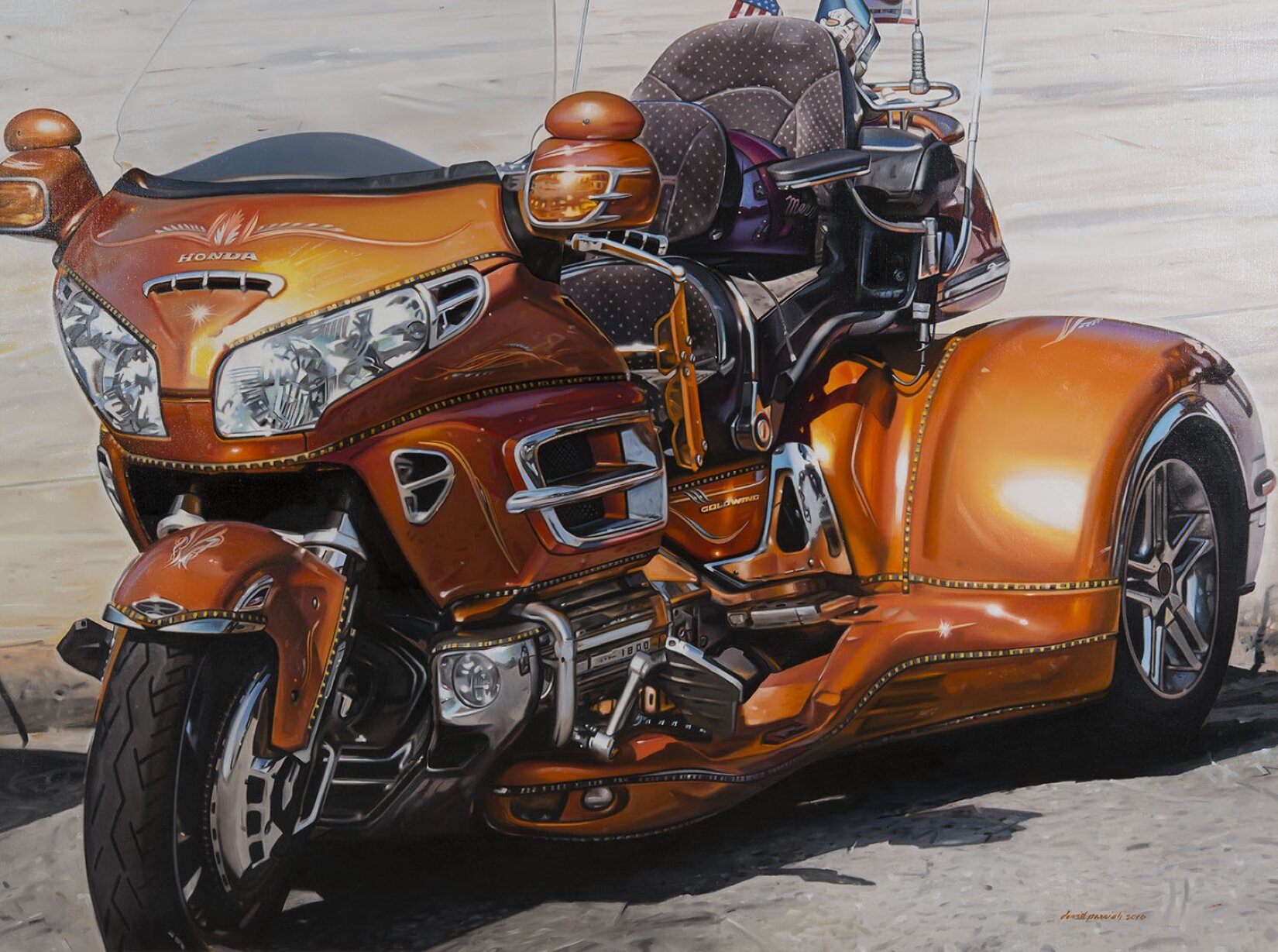 Ilustracja w formie prostokąta przedstawia realistyczny obraz, na którym namalowany został trójkołowy motocykl marki Honda stojący na betonowym placu; ma on brązowy błyszczący lakier, w którym odbija się powierzchnia, na której stoi. Motocykl posiada liczne elementy zdobione chromowanymi listwami, brązową tapicerkę w białe grochy oraz bagażnik.