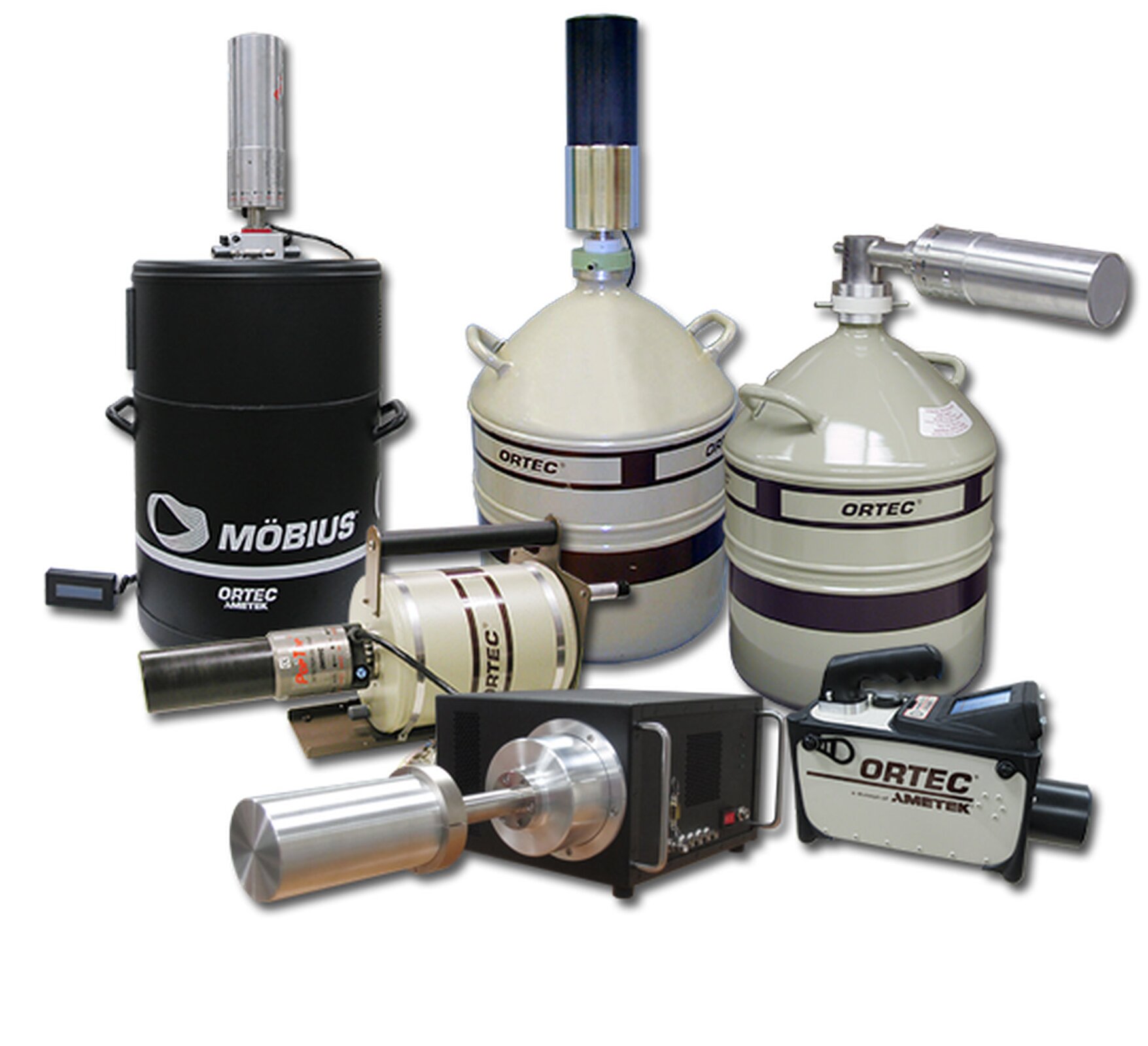 Rys. 4. przedstawia zdjęcie zestawu sześciu spektrometrów firmy Ortec w różnych konfiguracjach i wykonaniu. Na drugim planie stoją naczynia Dewara na ciekły azot. Spektrometry są wykonane z metalu, są pomalowane w kontrastowych kolorach – kremowym i czarnym. W większości elementów na jasnym tle umieszczono nazwy firmowe w kolorze czarnym.