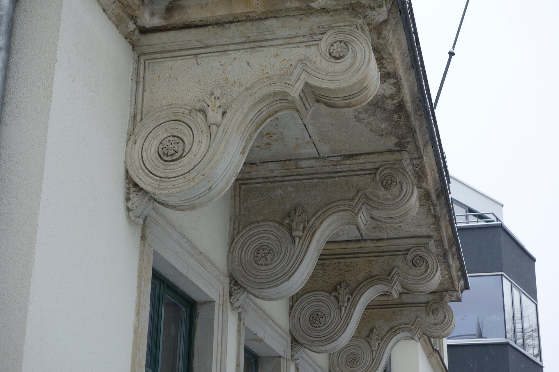 Fotografia przedstawia ornament, który umieszczony został na podporze balkonu. Esownica ma kształt zawijasów, przypomina rogi barana.