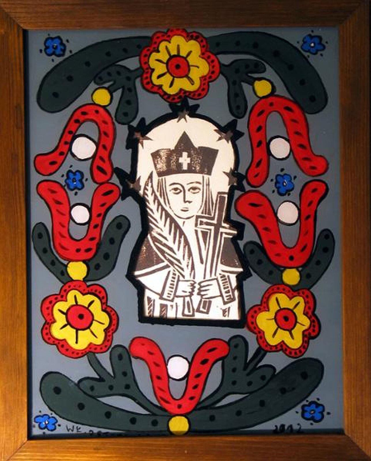 Ilustracja przedstawia malowidło „Św. Jan Nepomucen” Włodzimierza Ostoji-Lniskiego. Święty umieszczony jest w centrum. Na głowie ma czarny biret z krzyżem. W jednej dłoni trzyma palmę, w drugiej krzyż. Otoczony jest motywami ludowymi w postaci kwiatów i liści.