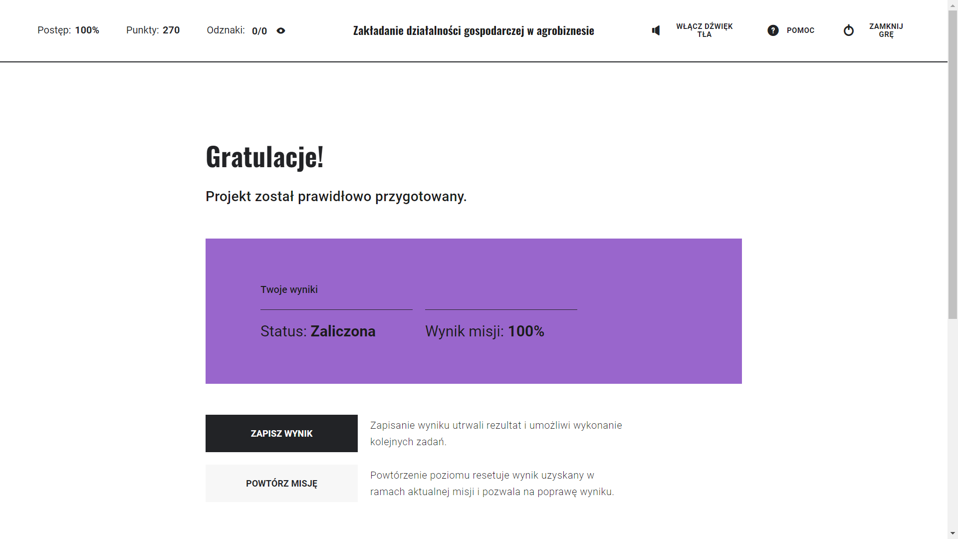 Grafika przedstawia widok ekranu z punktacją. Jest to biała plansza z umieszczonym na górze nagłówkiem: Gratulację. Projekt został prawidłowo przygotowany. Pod nim na fioletowym, szerokim pasku znajdują się uzyskane wyniki, czyli informacje o statusie (zaliczony lub niezaliczony), postęp w procentach, punkty oraz zdobyte odznaki.