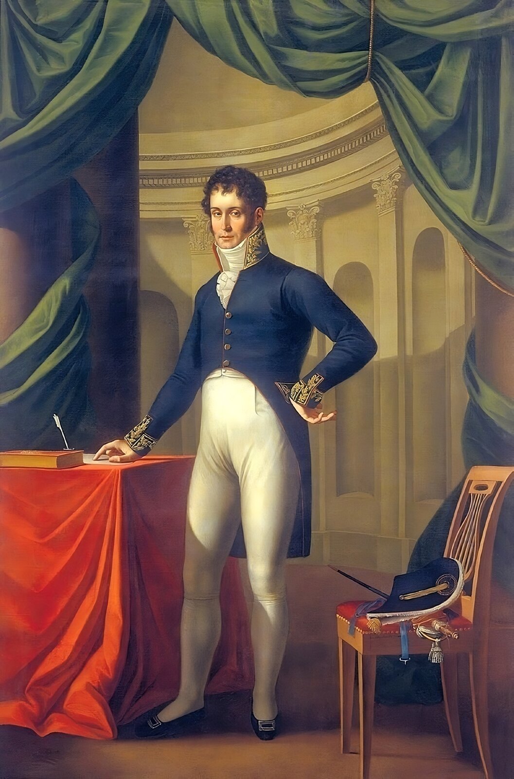 Ilustracja przedstawia portret Adama Jerzego Czartoryskiego z 1810 roku. Książę stoi w centrum obrazu, podpierając lewą dłonią bok, a wskazujący palec prawej dłoni umieszczając na dokumencie leżącym na stole, który jest pokazany z lewej strony obrazu. Na stole są też książka oraz kałamarz z piórem. Książę jest młodym mężczyzną z bokobrodami i utrefionymi włosami. Jest ubrany we frakowy surdut ozdobiony złotogłowiem na mankietach rękawów i na wysokim kołnierzu. Spod niego wystaje żabot i wysoki kołnierz koszuli. Książę nosi też spodnie do kolan, rajtuzy i półbuty. Na pierwszym planie z prawej strony stoi krzesło, na którym jest rapier oraz kapelusz księcia. W tyle obrazu jest rozwarta kotara, oplatająca się wokół dwóch kolumn i ukazująca wnętrze sali, której ściany są ozdobione pilastrami o korynckich głowicach oraz półokrągłymi niszami na antyczne rzeźby.