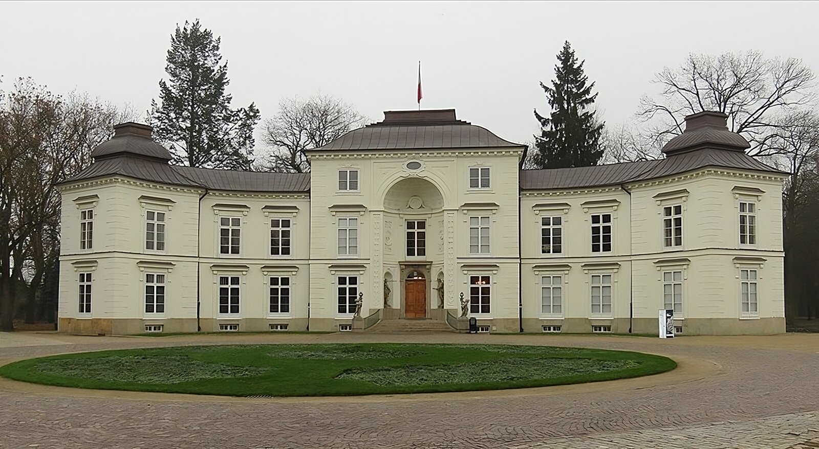 Kliknij, aby powiększyć. Fasada Pałacu Myślewickiego w Łazienkach Królewskich w Warszawie