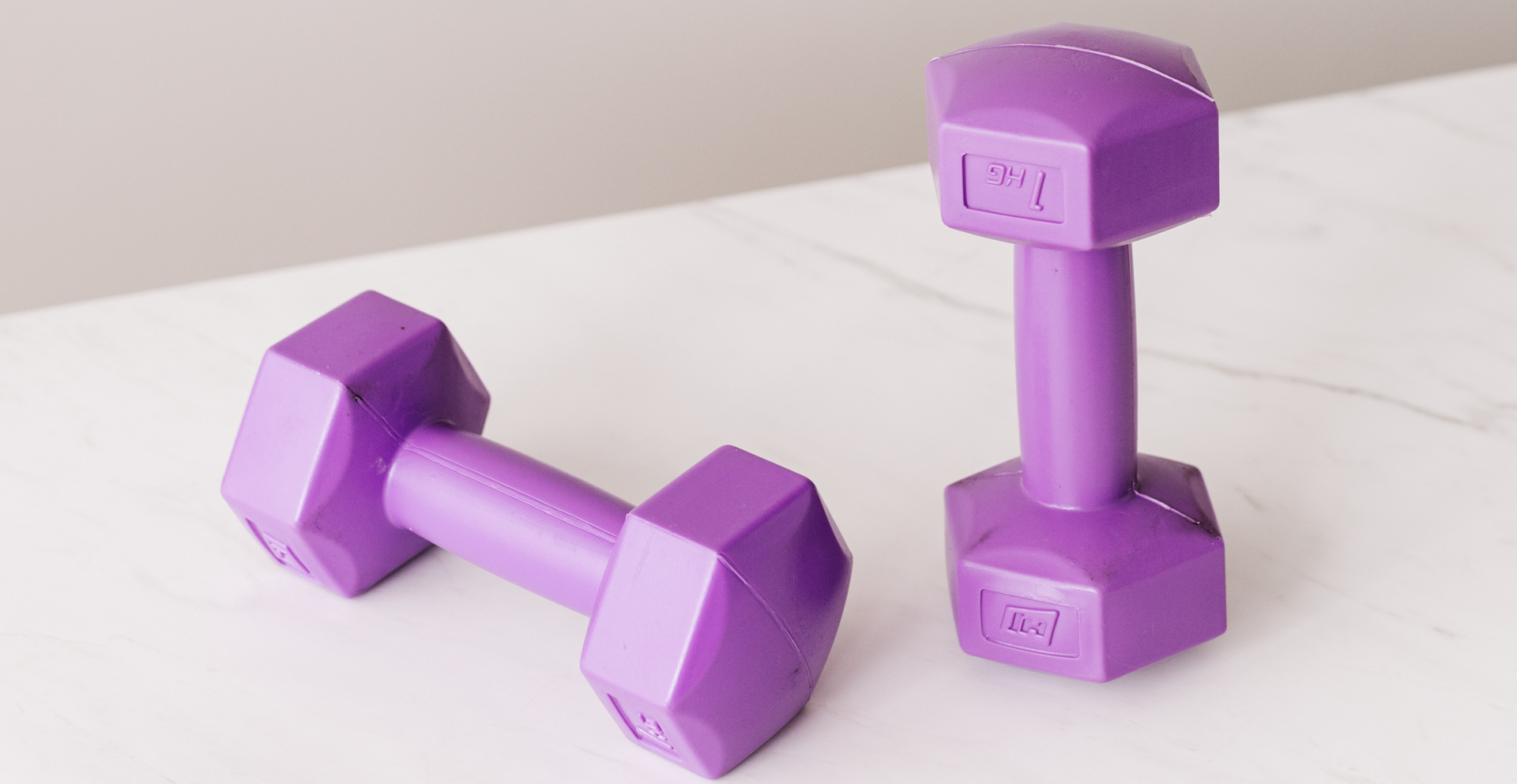 Zdjęcie przedstawia dwa hantle.