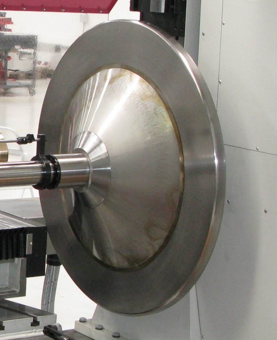 Na grafice przedstawiony został wyoblany metal. Jest on trzymany na wysięgniku, który umożliwia bezproblemowe przejście całego procesu.