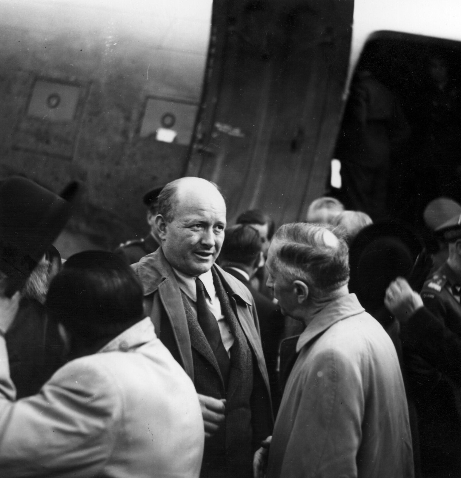 Zdjęcie przedstawia kilku rozmawiających ze sobą mężczyzn w garniturach.